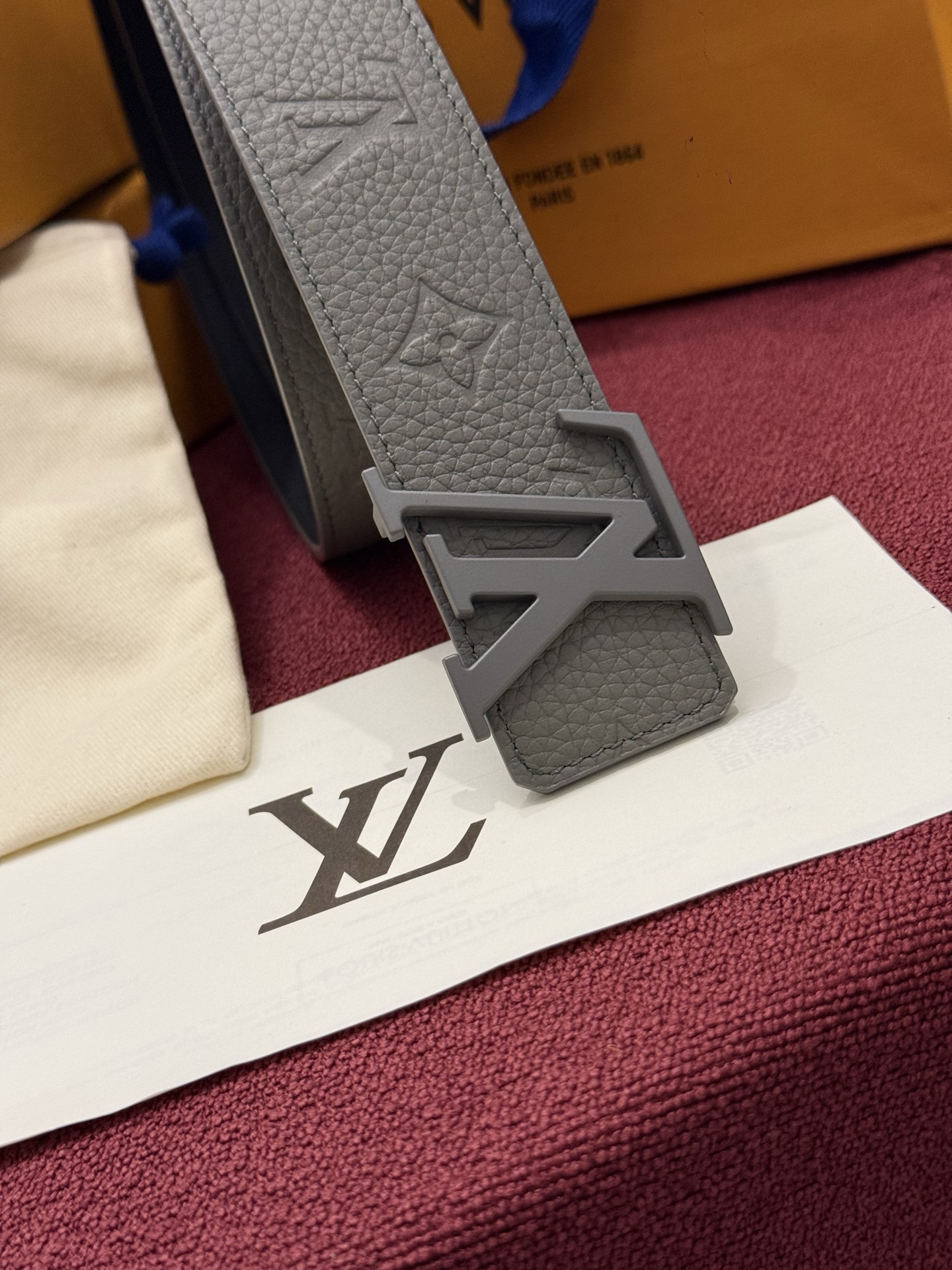 本款 LV Taurillon 双面腰带以粒面 Monogram 压纹 Taurillon 牛皮革和光滑牛皮革分饰两面，