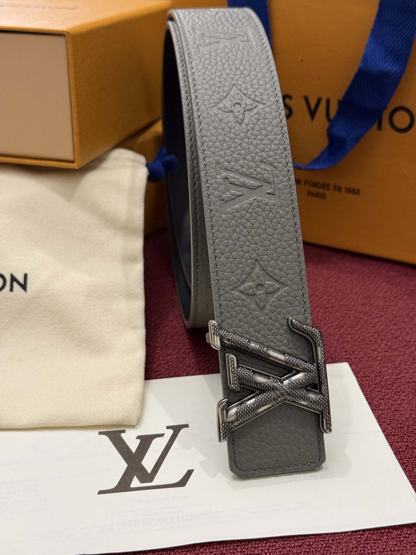 本款 LV Taurillon 双面腰带以粒面 Monogram 压纹 Taurillon 牛皮革和光滑牛皮革分饰两面，
