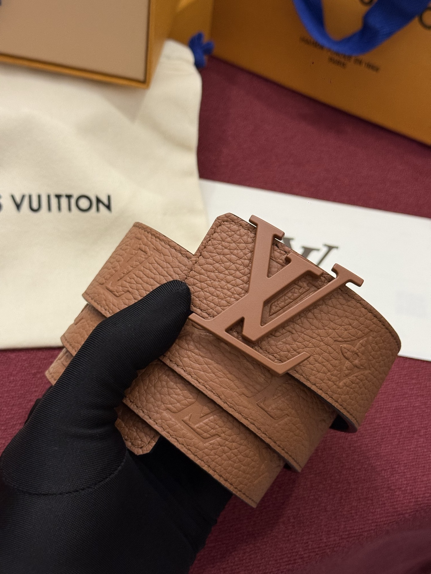 本款 LV Taurillon 双面腰带以粒面 Monogram 压纹 Taurillon 牛皮革和光滑牛皮革分饰两面，