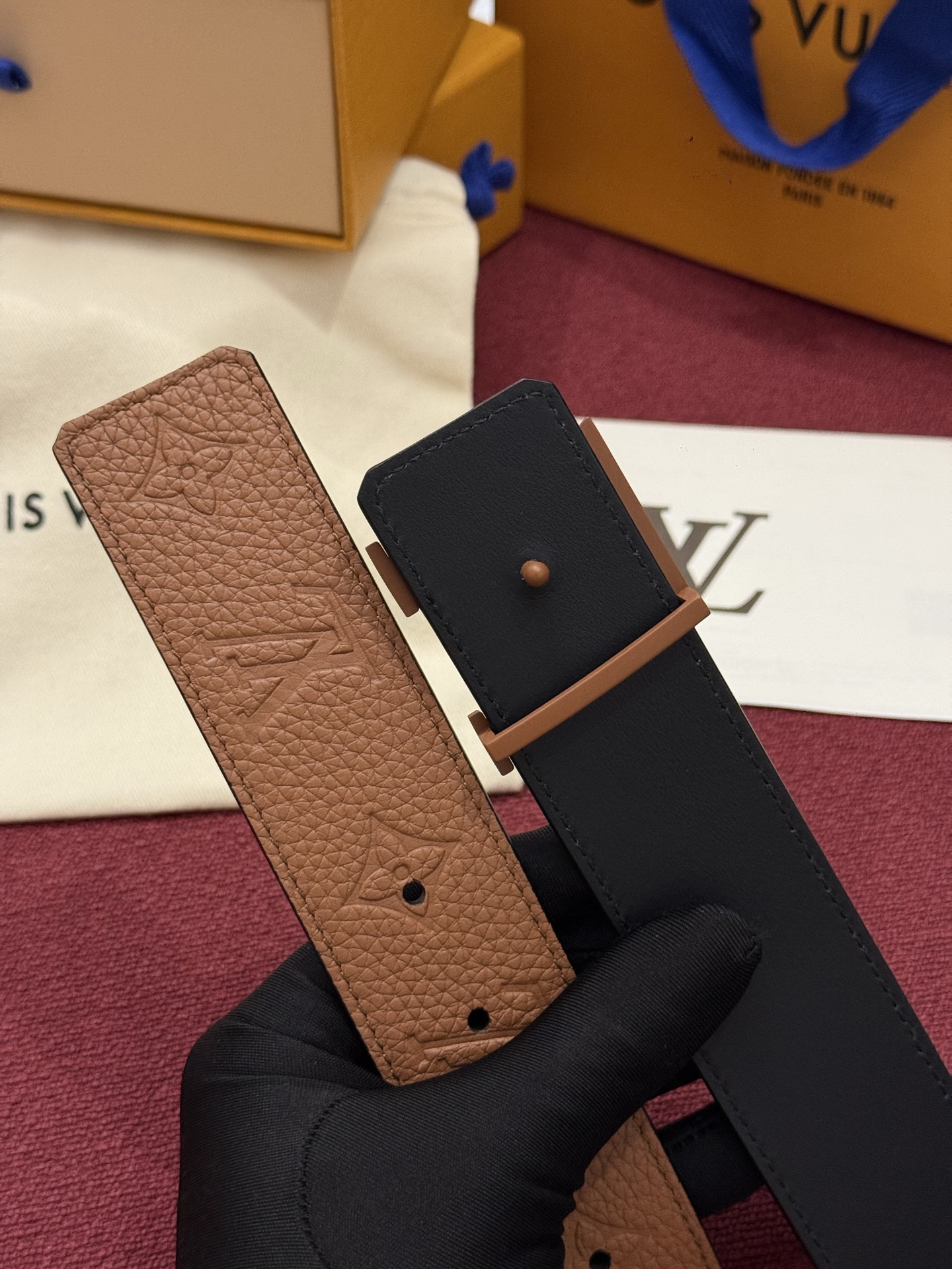 本款 LV Taurillon 双面腰带以粒面 Monogram 压纹 Taurillon 牛皮革和光滑牛皮革分饰两面，
