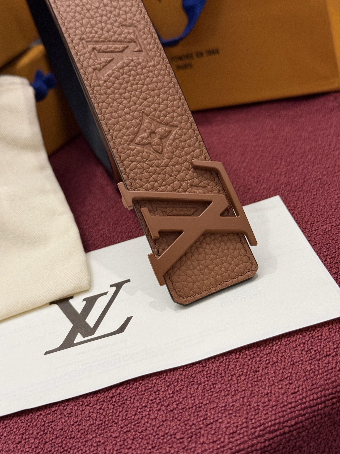 本款 LV Taurillon 双面腰带以粒面 Monogram 压纹 Taurillon 牛皮革和光滑牛皮革分饰两面，