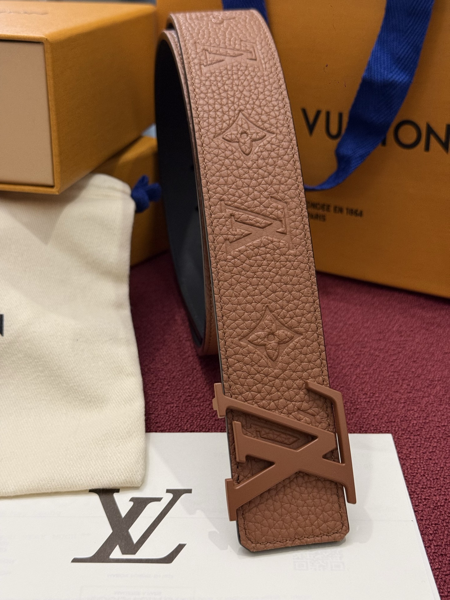 本款 LV Taurillon 双面腰带以粒面 Monogram 压纹 Taurillon 牛皮革和光滑牛皮革分饰两面，