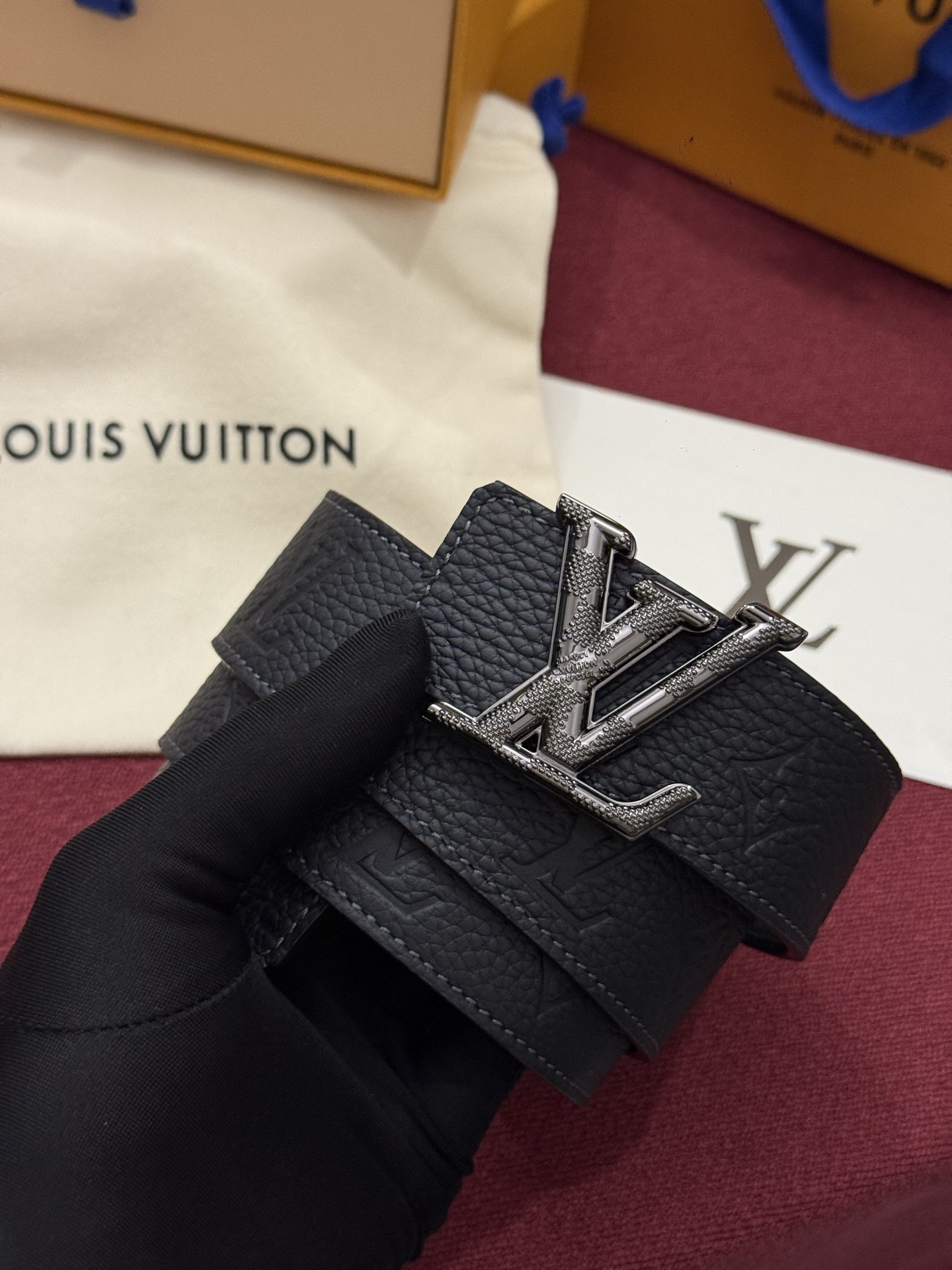 本款 LV Taurillon 双面腰带以粒面 Monogram 压纹 Taurillon 牛皮革和光滑牛皮革分饰两面，
