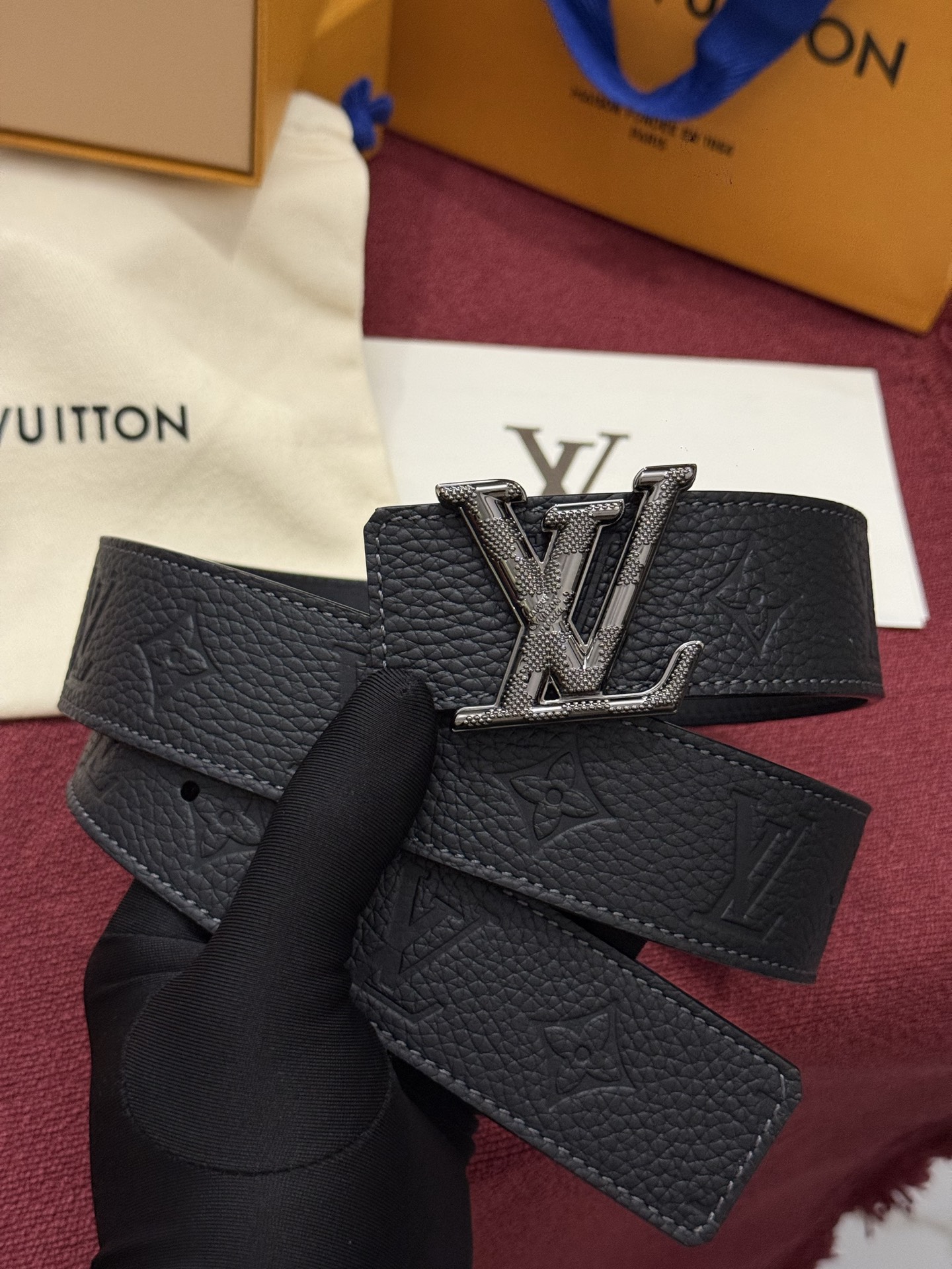 本款 LV Taurillon 双面腰带以粒面 Monogram 压纹 Taurillon 牛皮革和光滑牛皮革分饰两面，