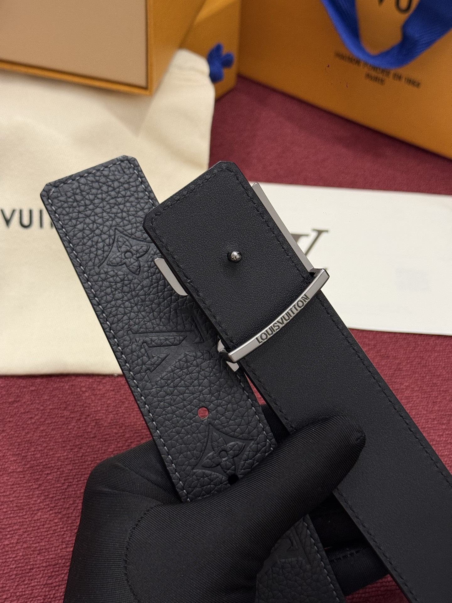 本款 LV Taurillon 双面腰带以粒面 Monogram 压纹 Taurillon 牛皮革和光滑牛皮革分饰两面，