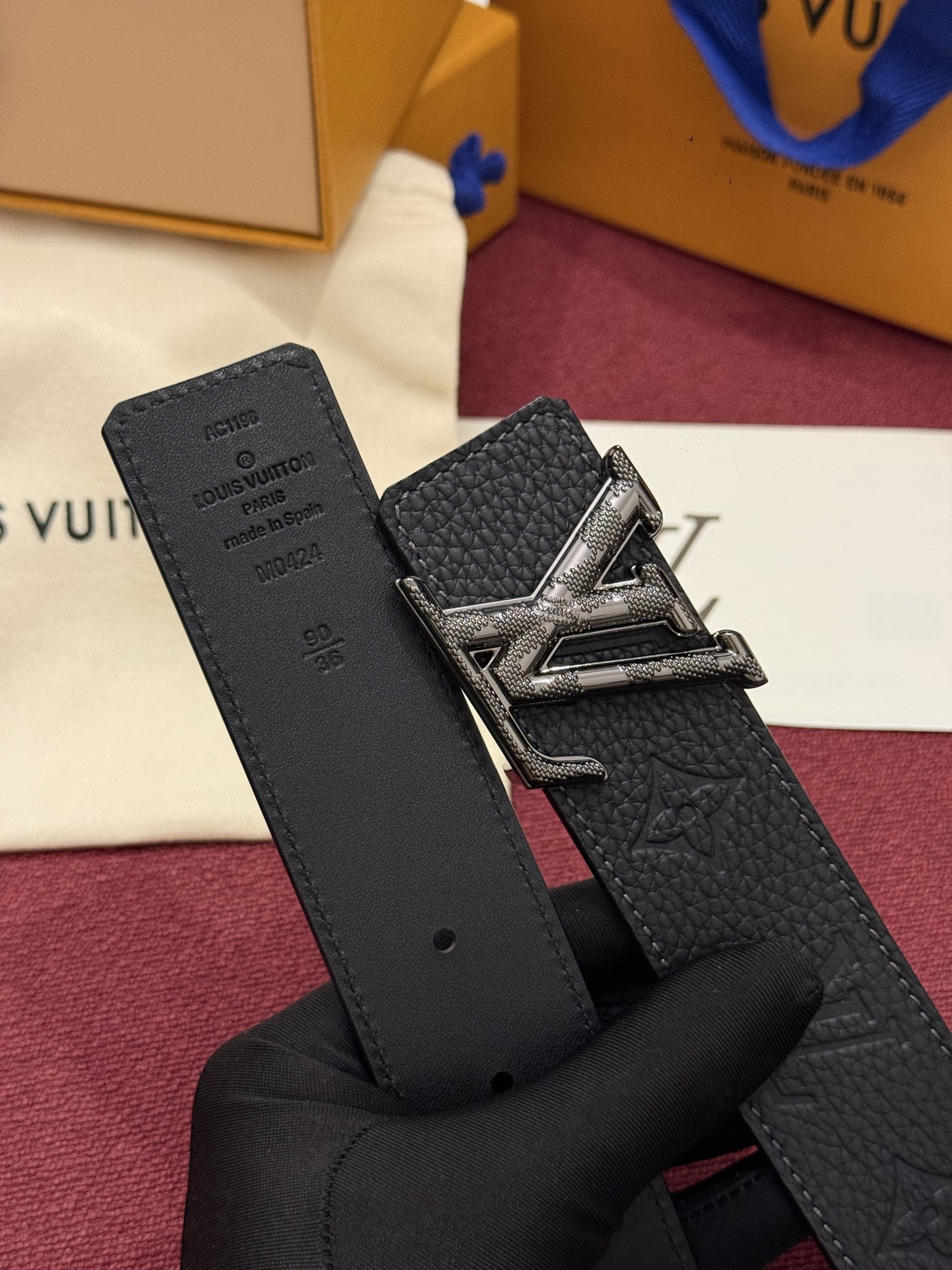 本款 LV Taurillon 双面腰带以粒面 Monogram 压纹 Taurillon 牛皮革和光滑牛皮革分饰两面，