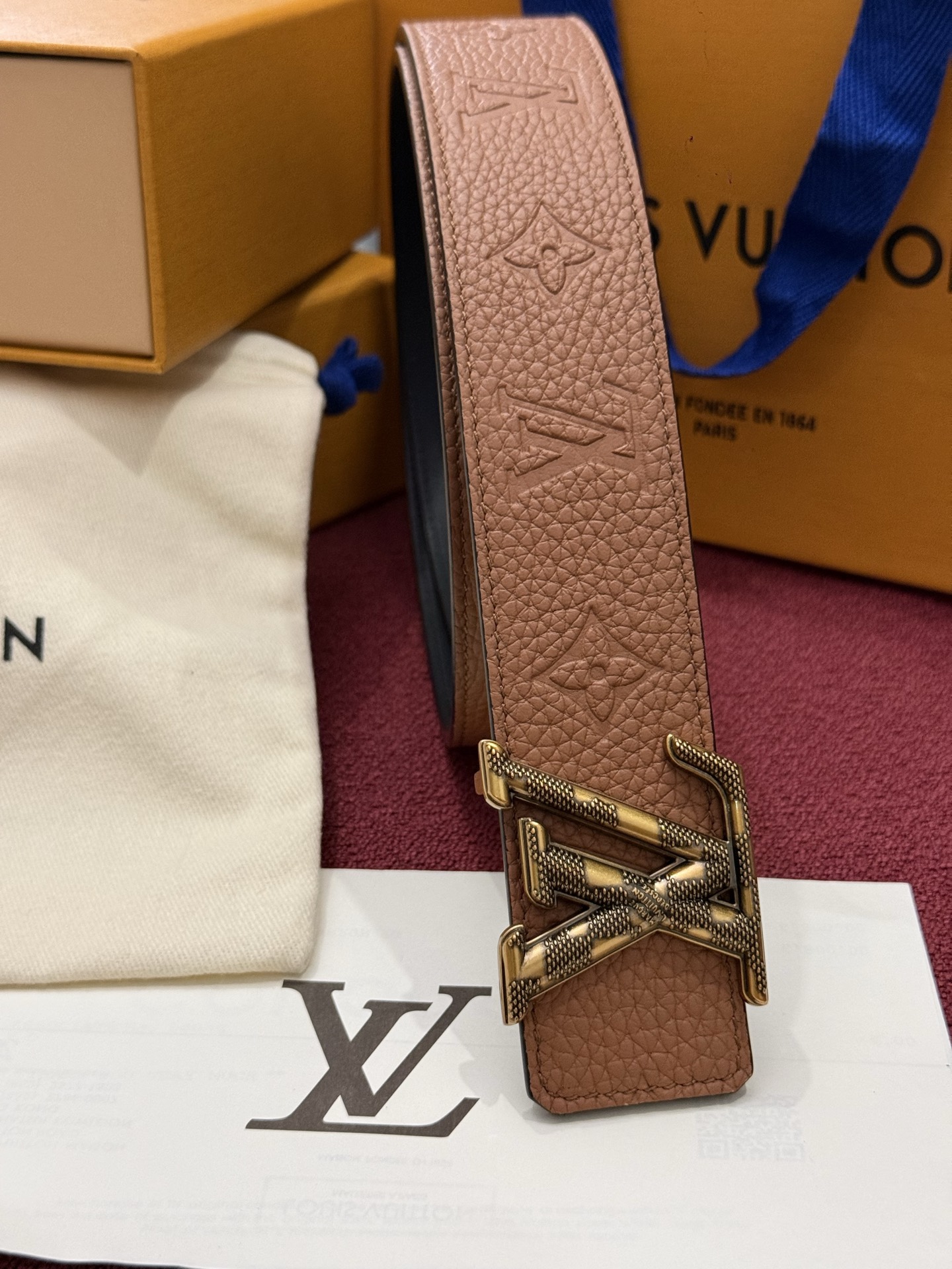 本款 LV Taurillon 双面腰带以粒面 Monogram 压纹 Taurillon 牛皮革和光滑牛皮革分饰两面，