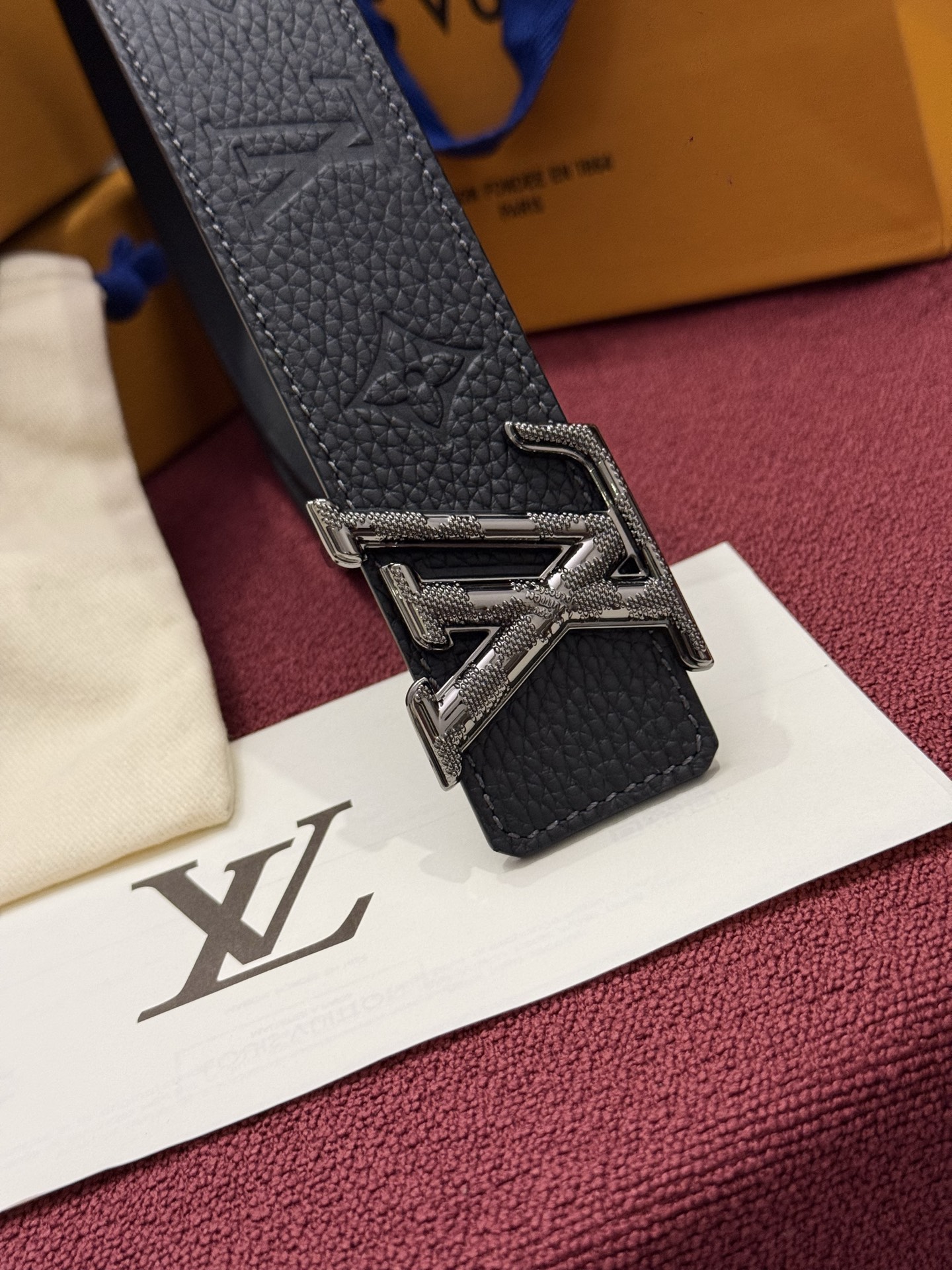 本款 LV Taurillon 双面腰带以粒面 Monogram 压纹 Taurillon 牛皮革和光滑牛皮革分饰两面，