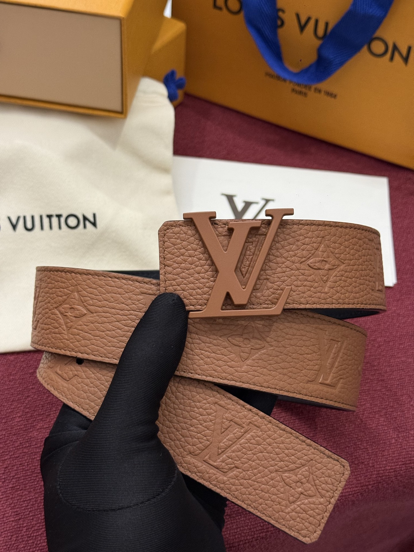 本款 LV Taurillon 双面腰带以粒面 Monogram 压纹 Taurillon 牛皮革和光滑牛皮革分饰两面，