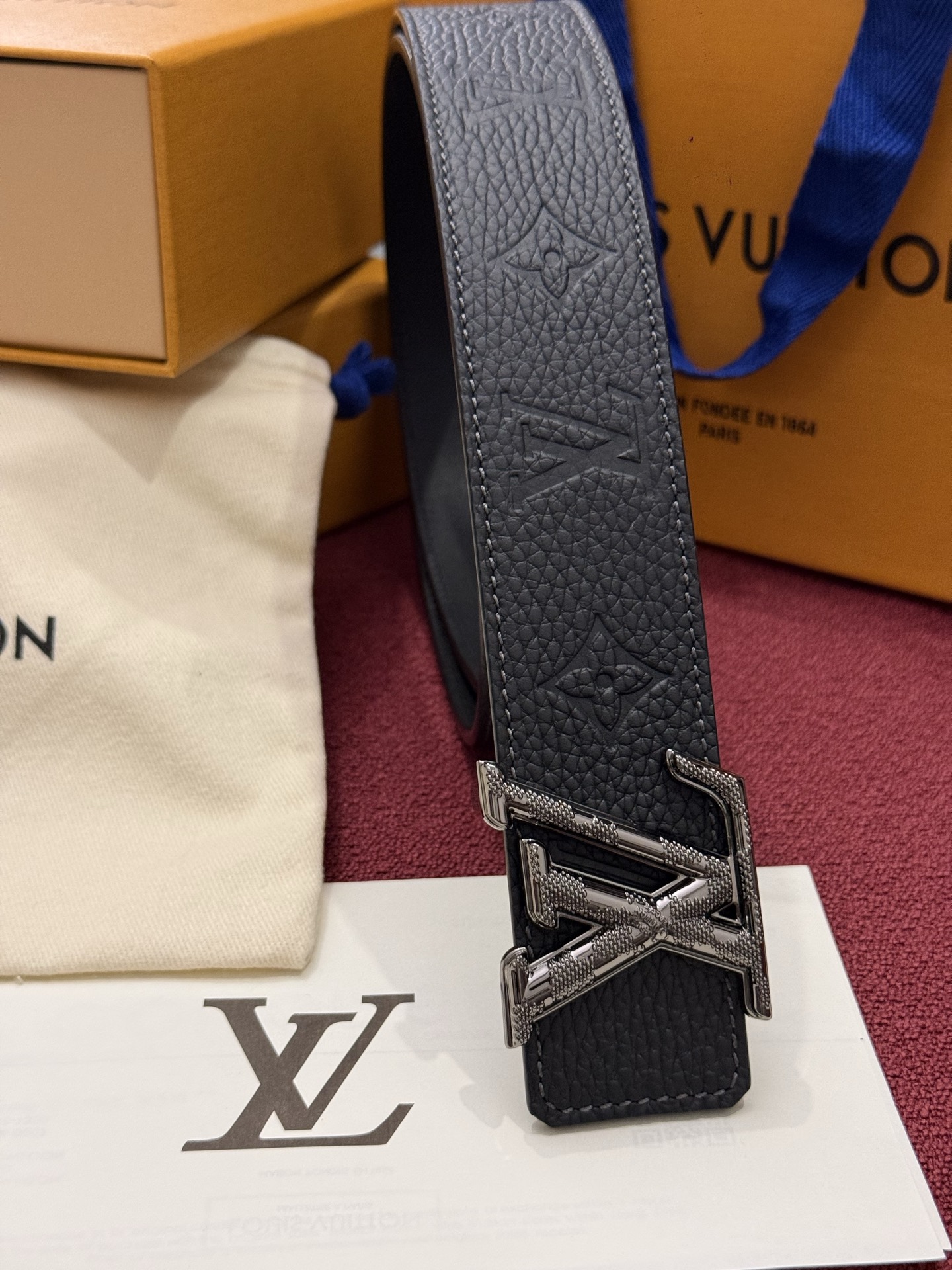 本款 LV Taurillon 双面腰带以粒面 Monogram 压纹 Taurillon 牛皮革和光滑牛皮革分饰两面，