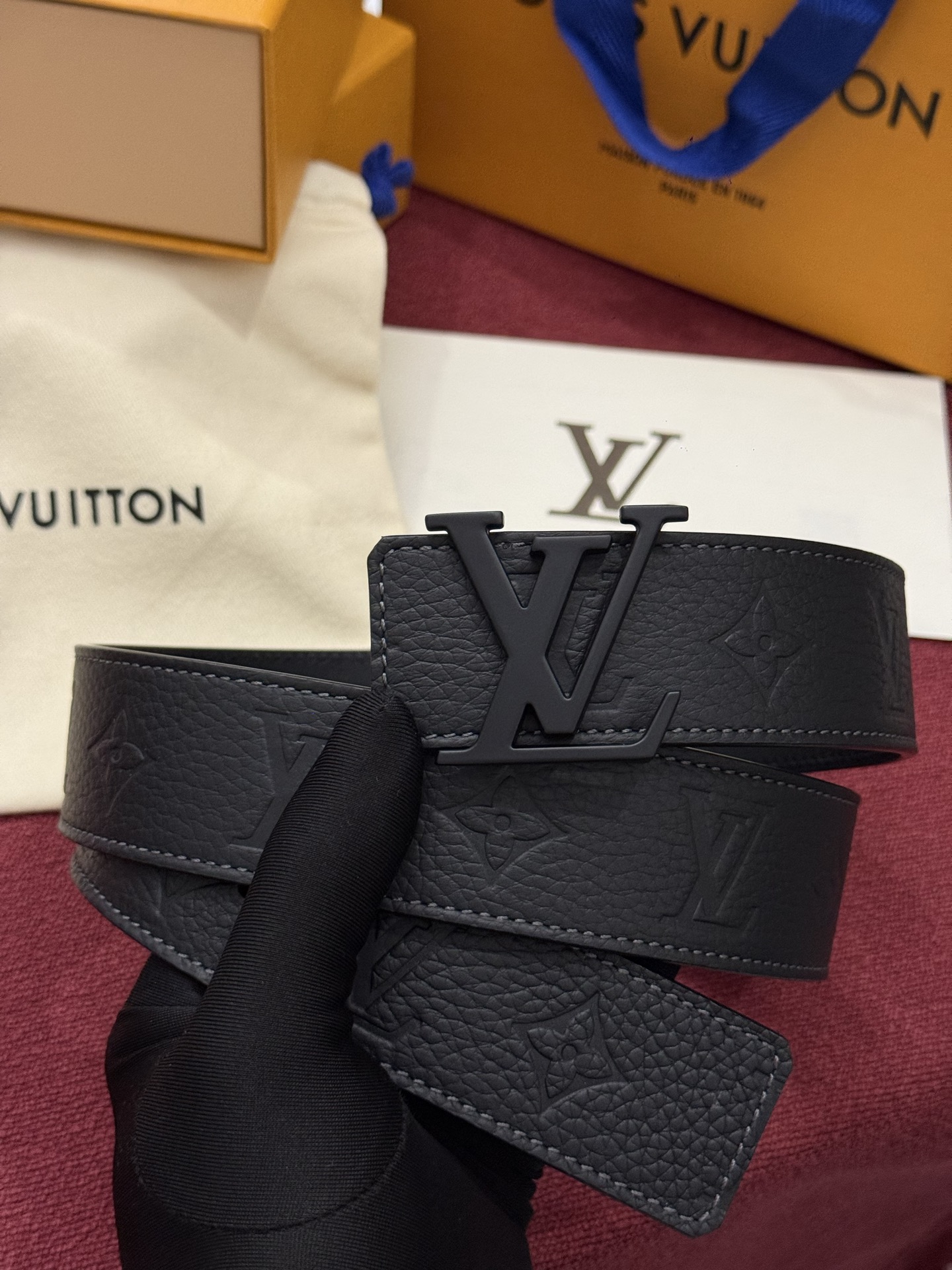 本款 LV Taurillon 双面腰带以粒面 Monogram 压纹 Taurillon 牛皮革和光滑牛皮革分饰两面，