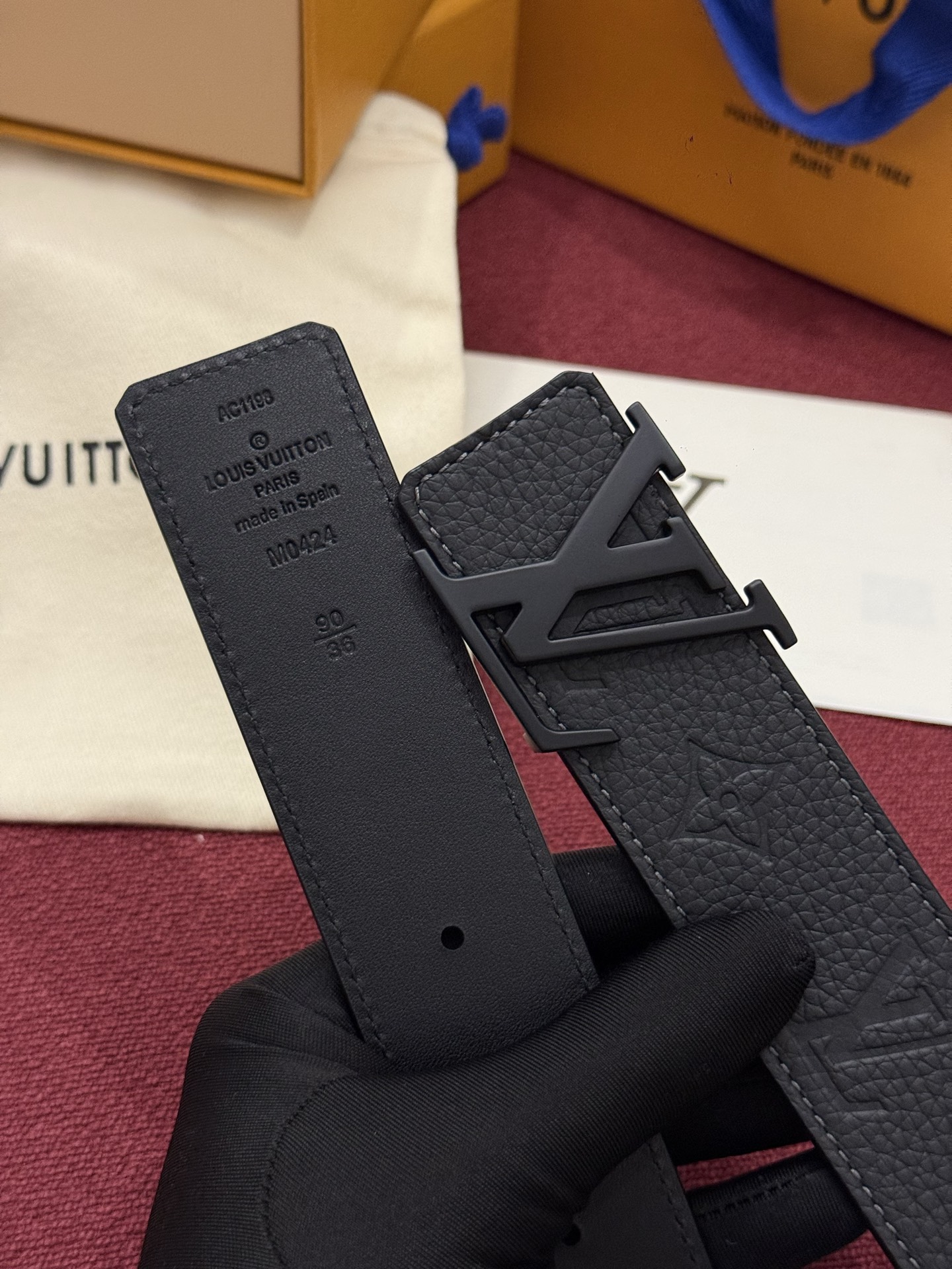 本款 LV Taurillon 双面腰带以粒面 Monogram 压纹 Taurillon 牛皮革和光滑牛皮革分饰两面，