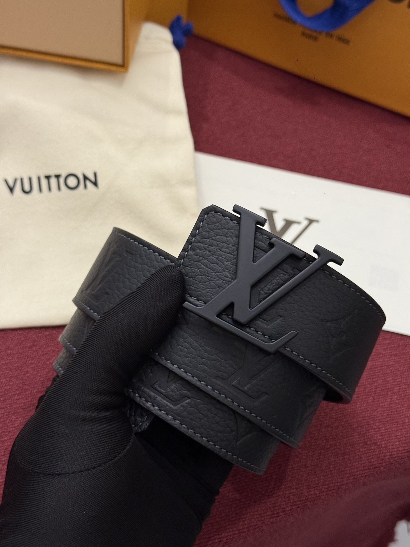 本款 LV Taurillon 双面腰带以粒面 Monogram 压纹 Taurillon 牛皮革和光滑牛皮革分饰两面，