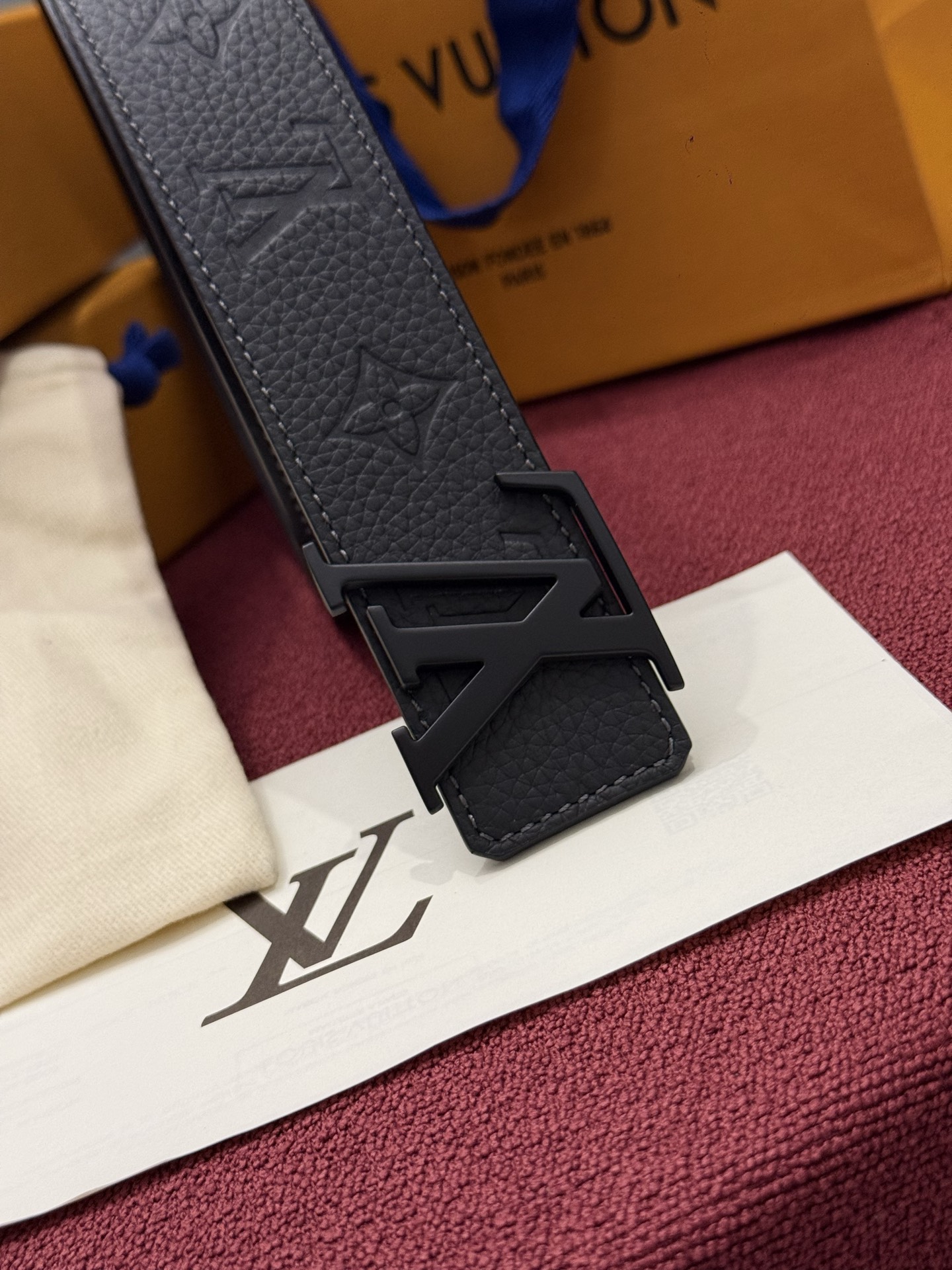 本款 LV Taurillon 双面腰带以粒面 Monogram 压纹 Taurillon 牛皮革和光滑牛皮革分饰两面，