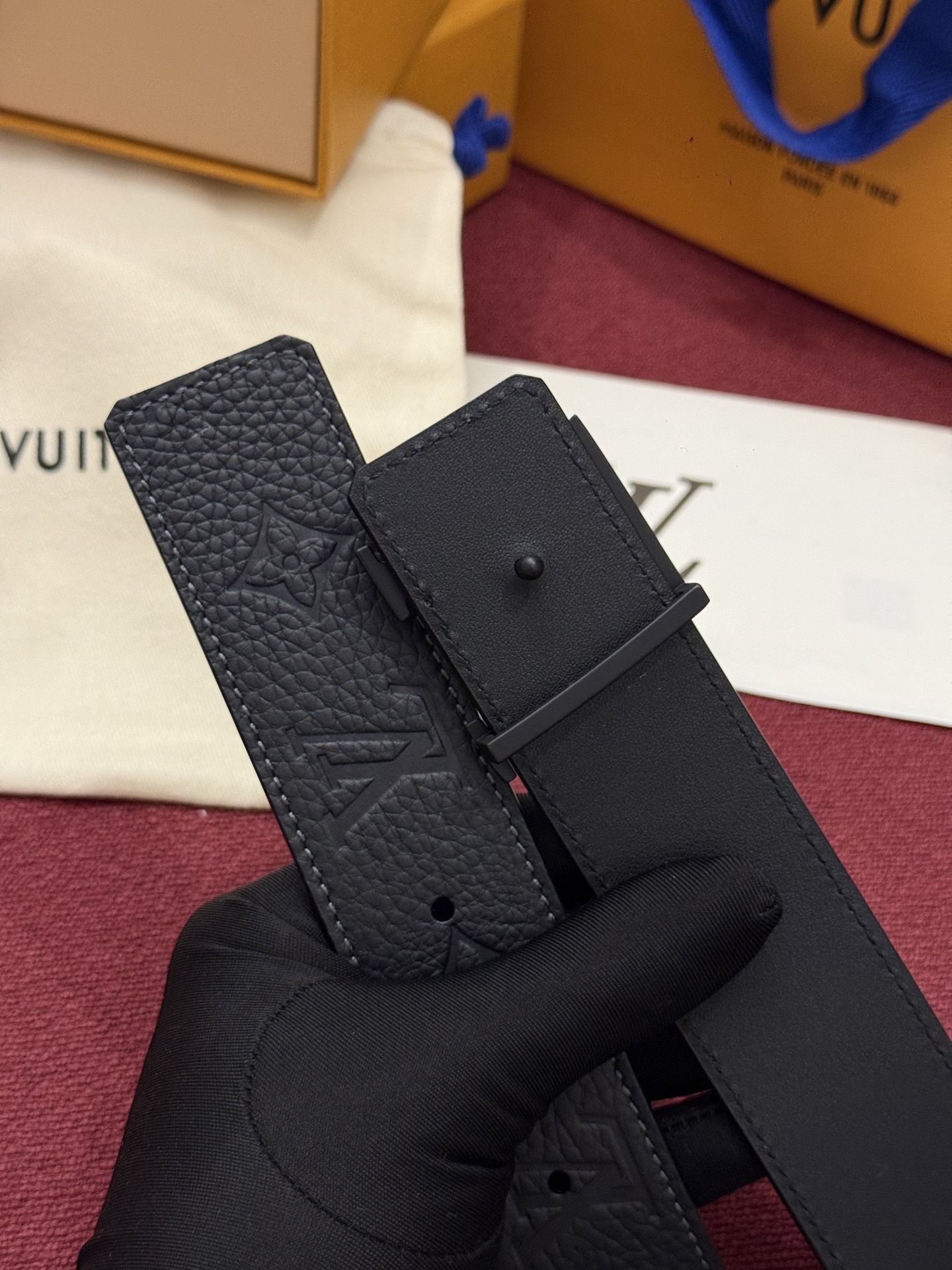 本款 LV Taurillon 双面腰带以粒面 Monogram 压纹 Taurillon 牛皮革和光滑牛皮革分饰两面，