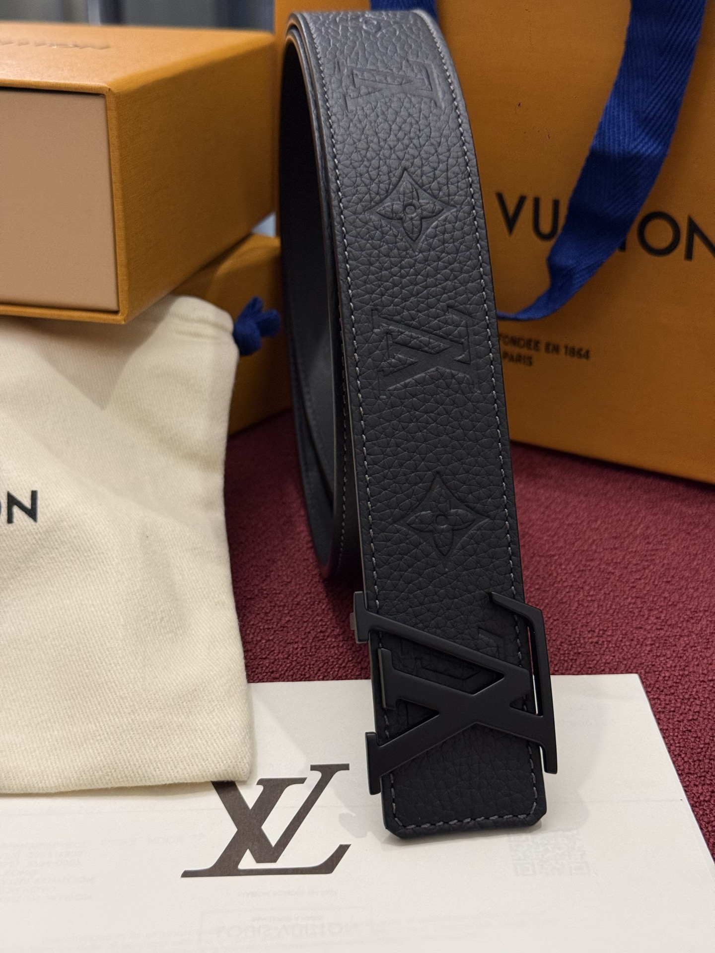 本款 LV Taurillon 双面腰带以粒面 Monogram 压纹 Taurillon 牛皮革和光滑牛皮革分饰两面，