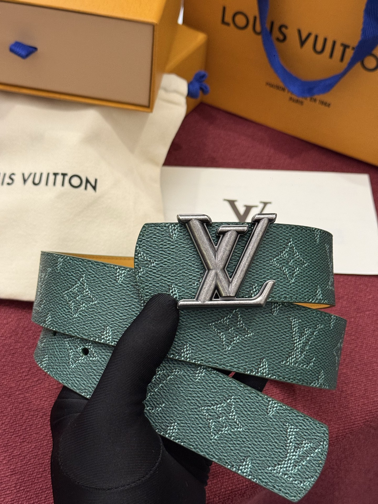 LV Initiales Monogram Reflective 40mm 可翻转腰带展现出一种动态细节，将经典风格提升