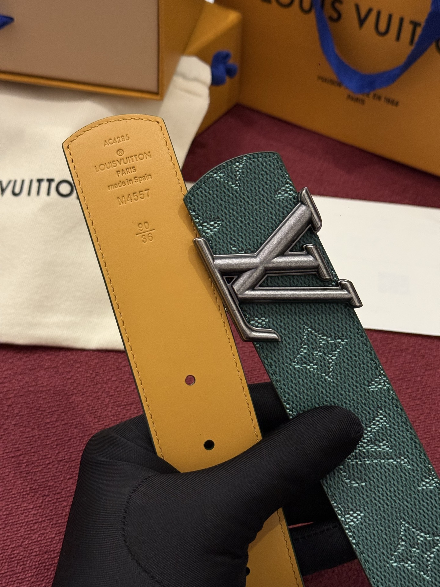 LV Initiales Monogram Reflective 40mm 可翻转腰带展现出一种动态细节，将经典风格提升