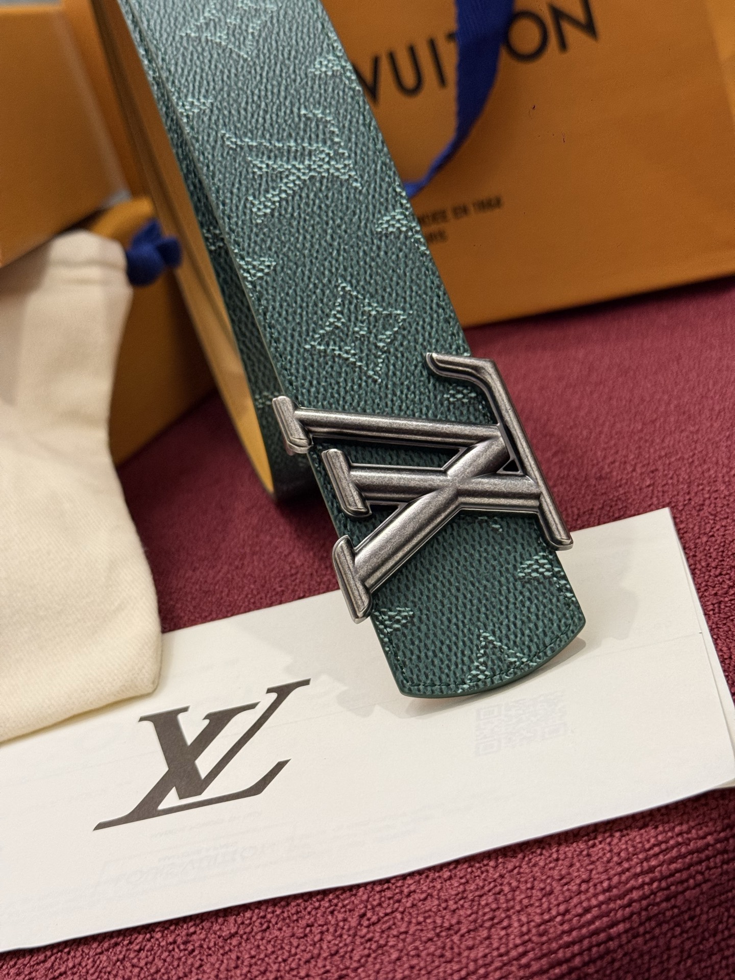 LV Initiales Monogram Reflective 40mm 可翻转腰带展现出一种动态细节，将经典风格提升