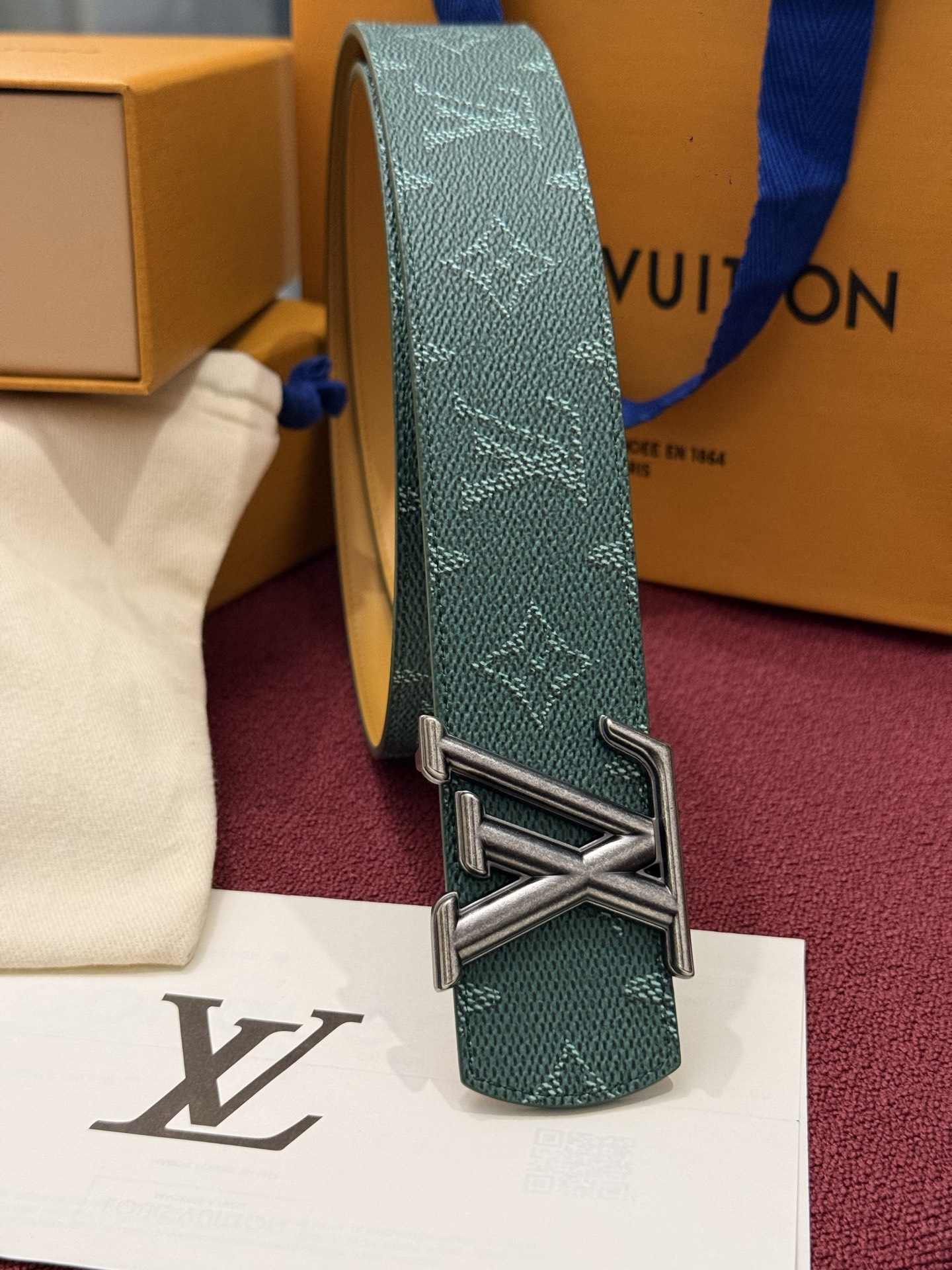 LV Initiales Monogram Reflective 40mm 可翻转腰带展现出一种动态细节，将经典风格提升