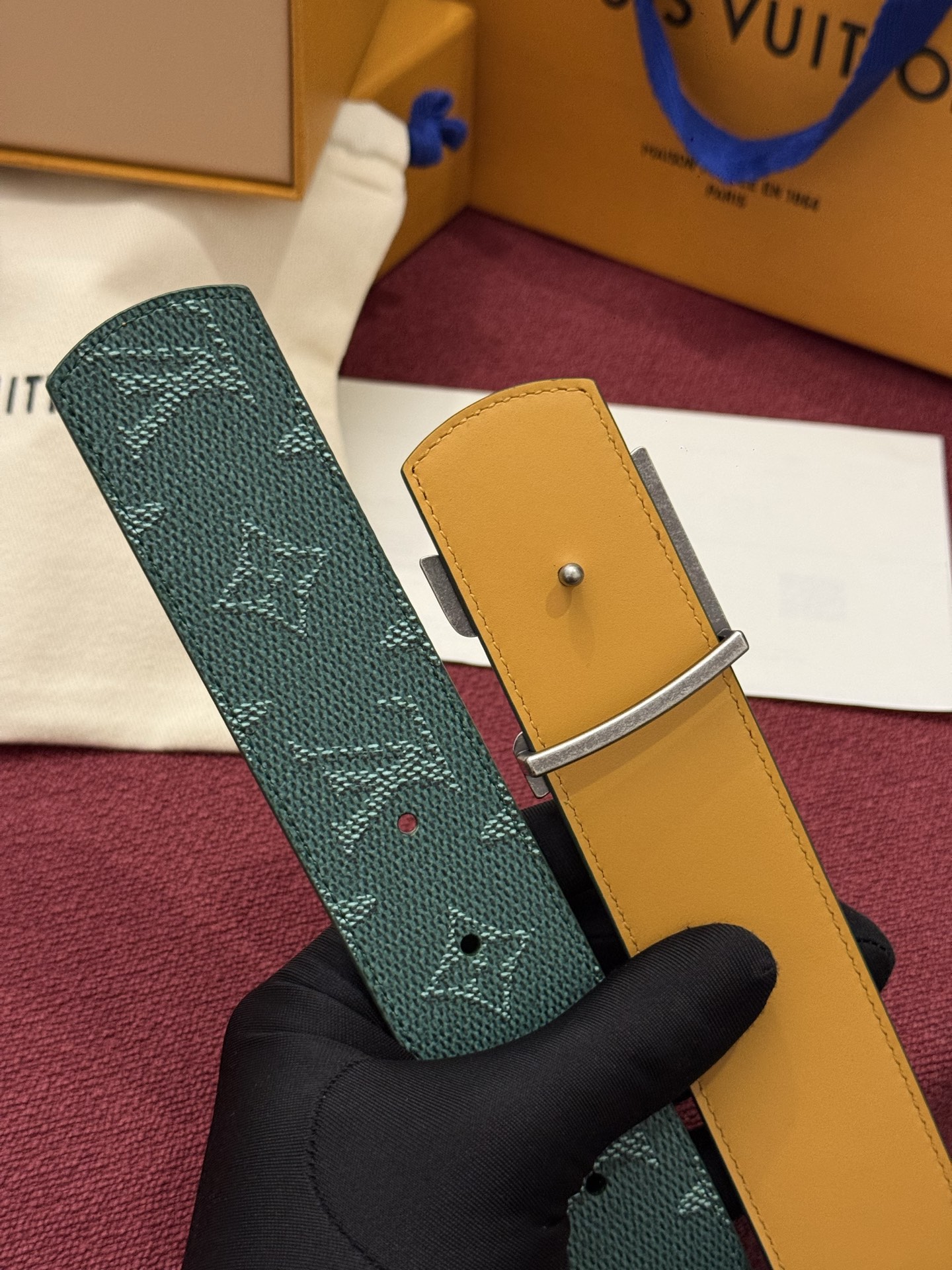 LV Initiales Monogram Reflective 40mm 可翻转腰带展现出一种动态细节，将经典风格提升