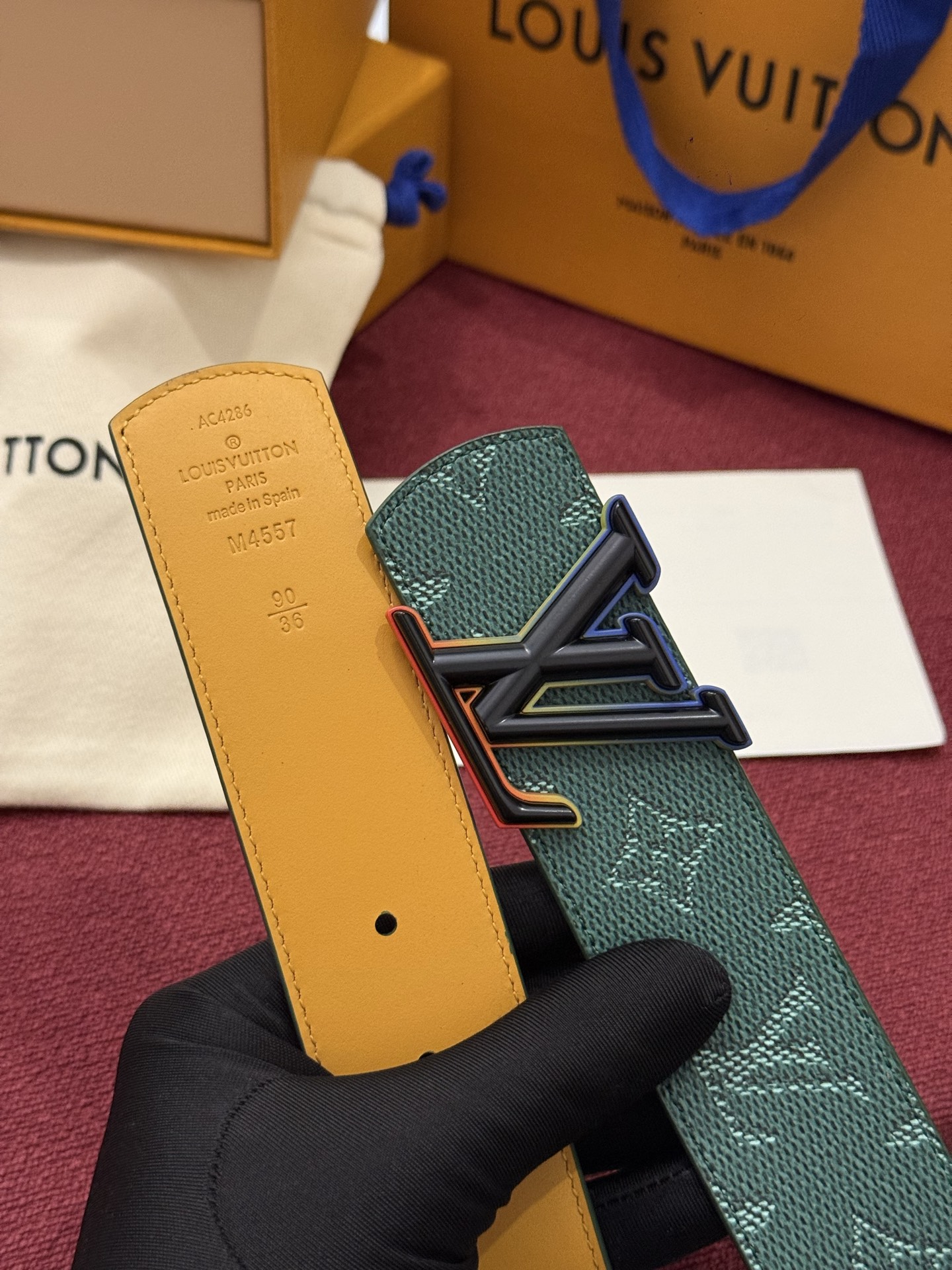 LV Initiales Monogram Reflective 40mm 可翻转腰带展现出一种动态细节，将经典风格提升
