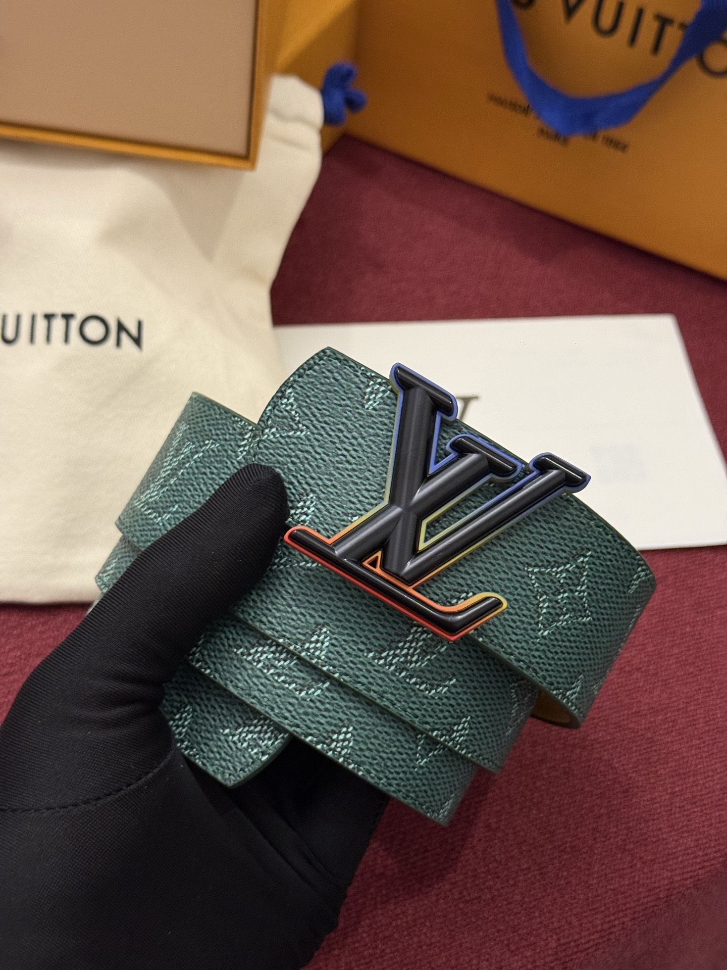 LV Initiales Monogram Reflective 40mm 可翻转腰带展现出一种动态细节，将经典风格提升