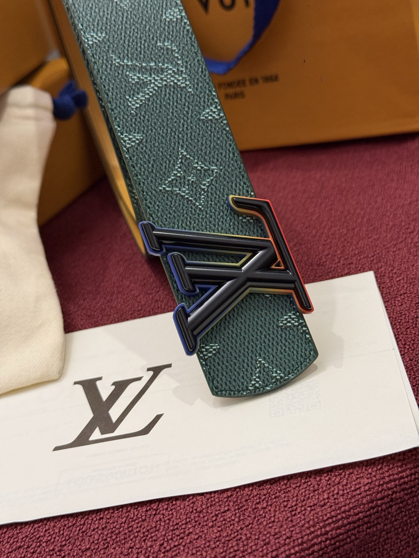 LV Initiales Monogram Reflective 40mm 可翻转腰带展现出一种动态细节，将经典风格提升
