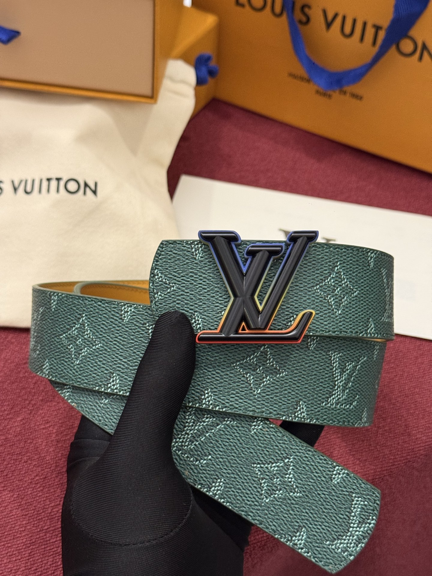 LV Initiales Monogram Reflective 40mm 可翻转腰带展现出一种动态细节，将经典风格提升