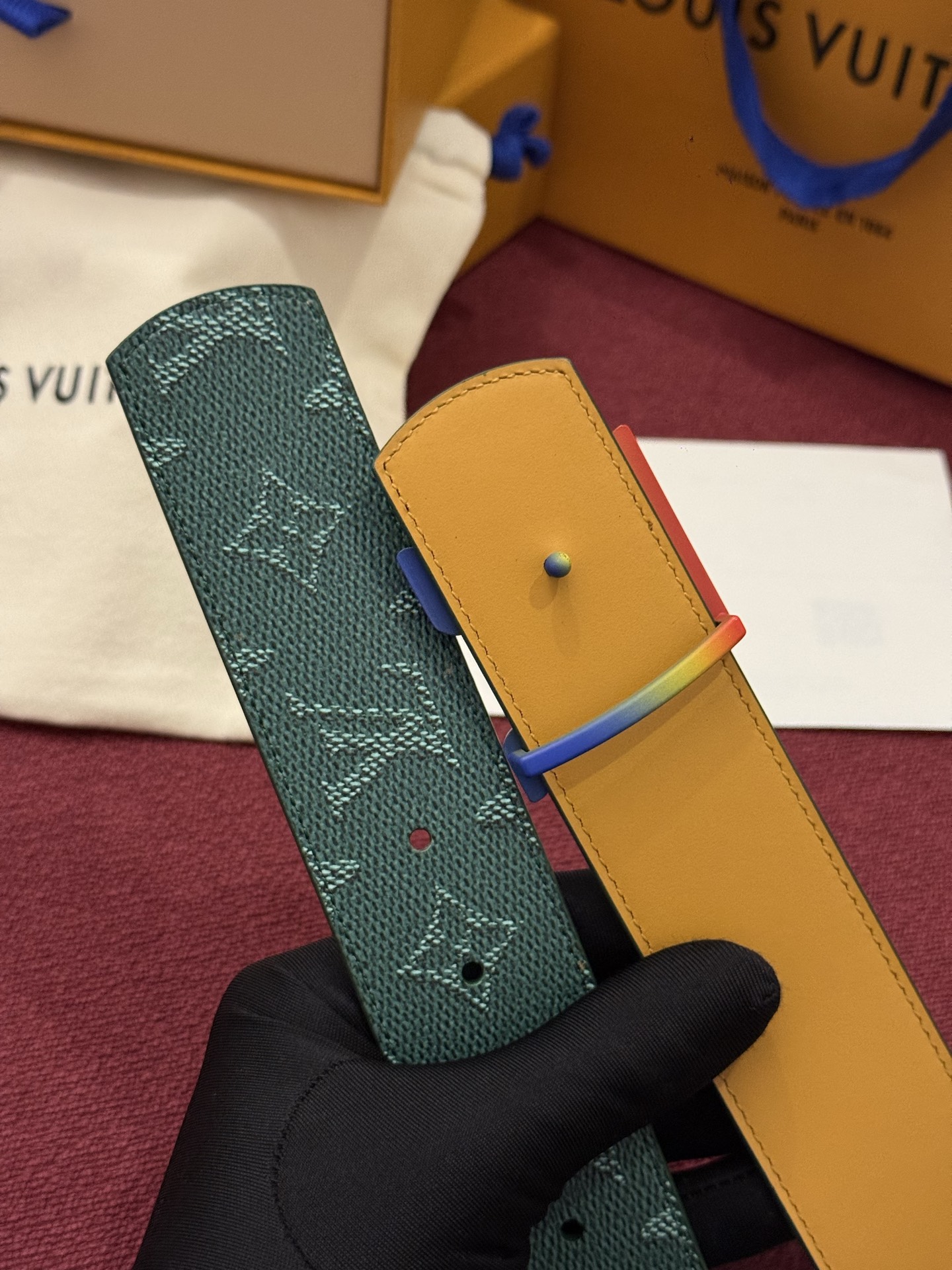 LV Initiales Monogram Reflective 40mm 可翻转腰带展现出一种动态细节，将经典风格提升