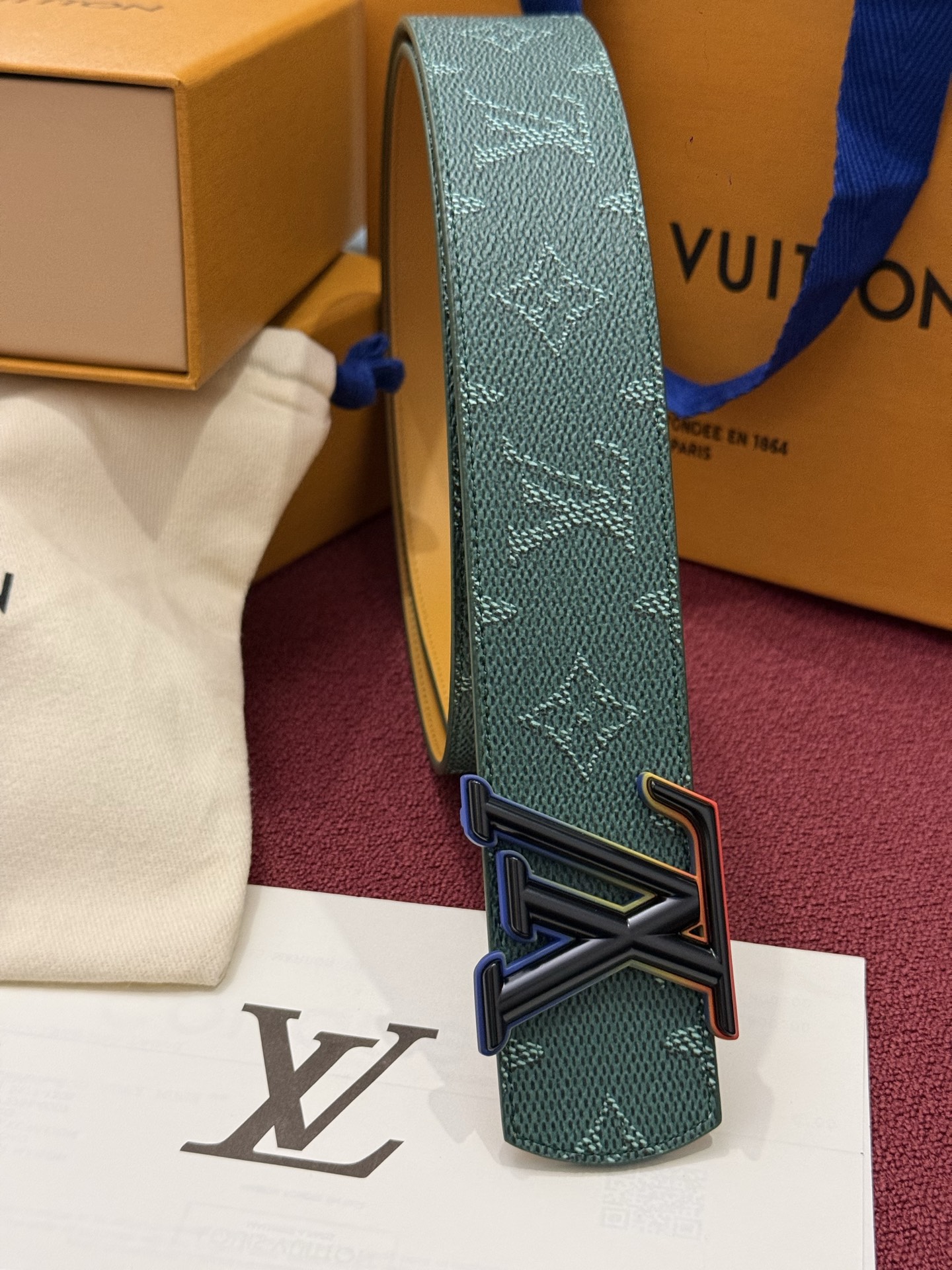 LV Initiales Monogram Reflective 40mm 可翻转腰带展现出一种动态细节，将经典风格提升