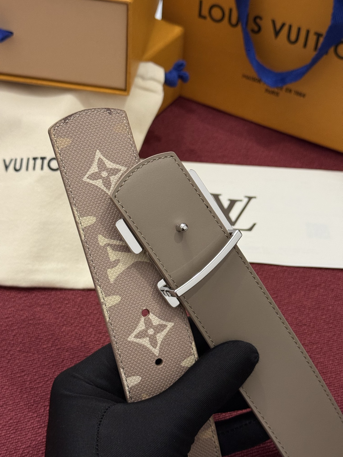 LV Initiales Monogram Reflective 40mm 可翻转腰带展现出一种动态细节，将经典风格提升