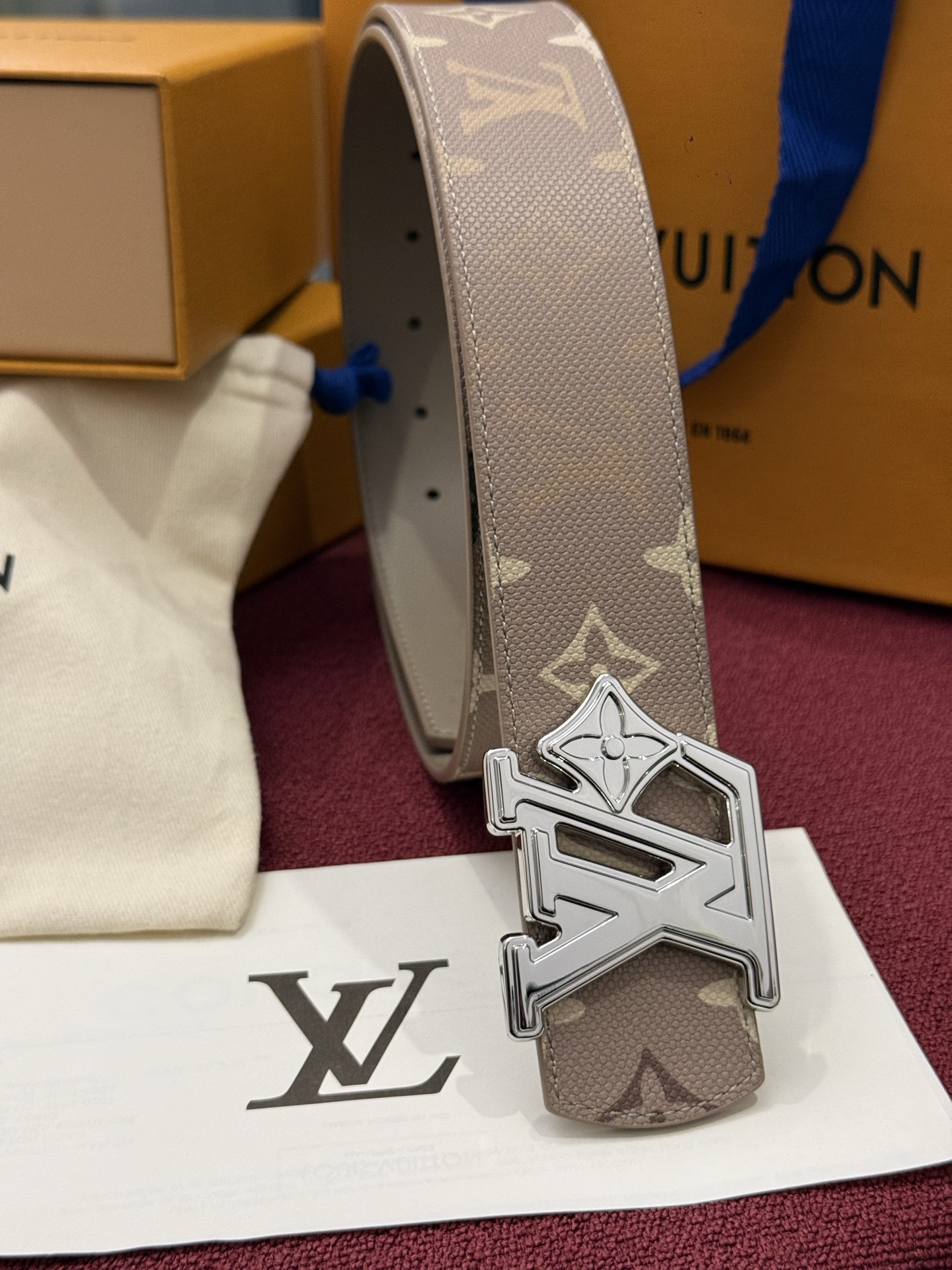 LV Initiales Monogram Reflective 40mm 可翻转腰带展现出一种动态细节，将经典风格提升