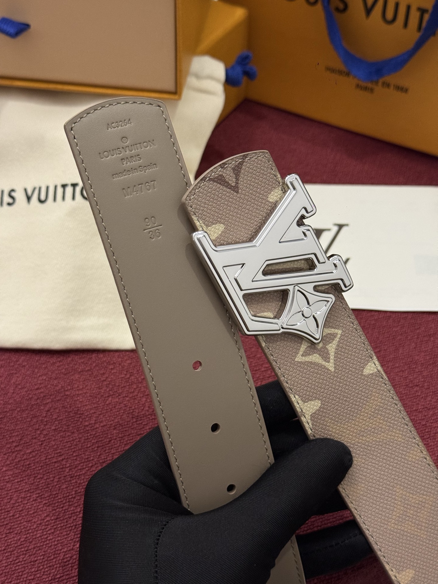LV Initiales Monogram Reflective 40mm 可翻转腰带展现出一种动态细节，将经典风格提升