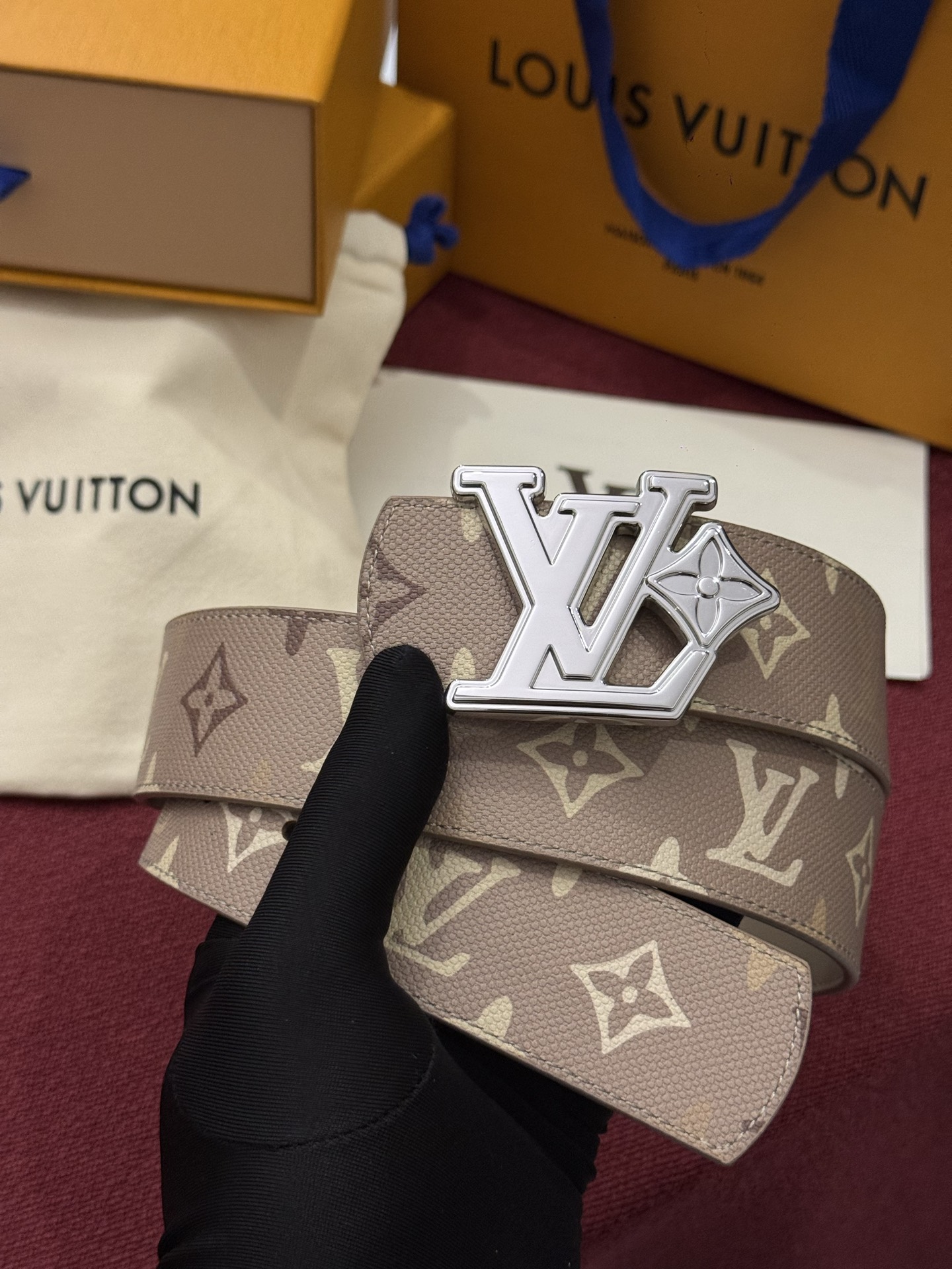 LV Initiales Monogram Reflective 40mm 可翻转腰带展现出一种动态细节，将经典风格提升