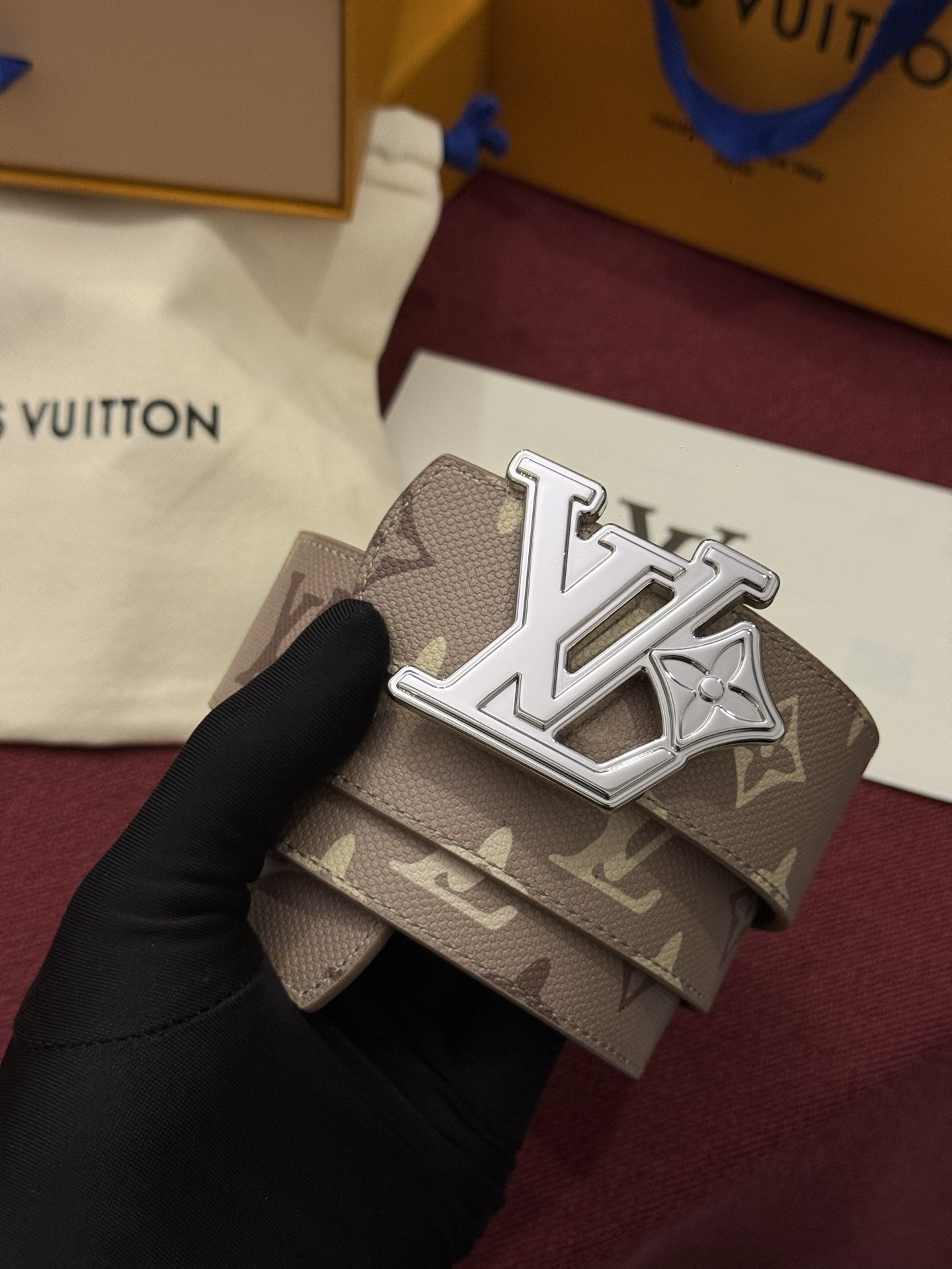 LV Initiales Monogram Reflective 40mm 可翻转腰带展现出一种动态细节，将经典风格提升