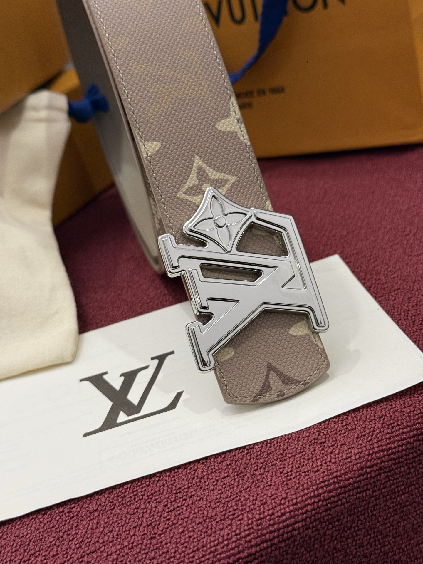 LV Initiales Monogram Reflective 40mm 可翻转腰带展现出一种动态细节，将经典风格提升