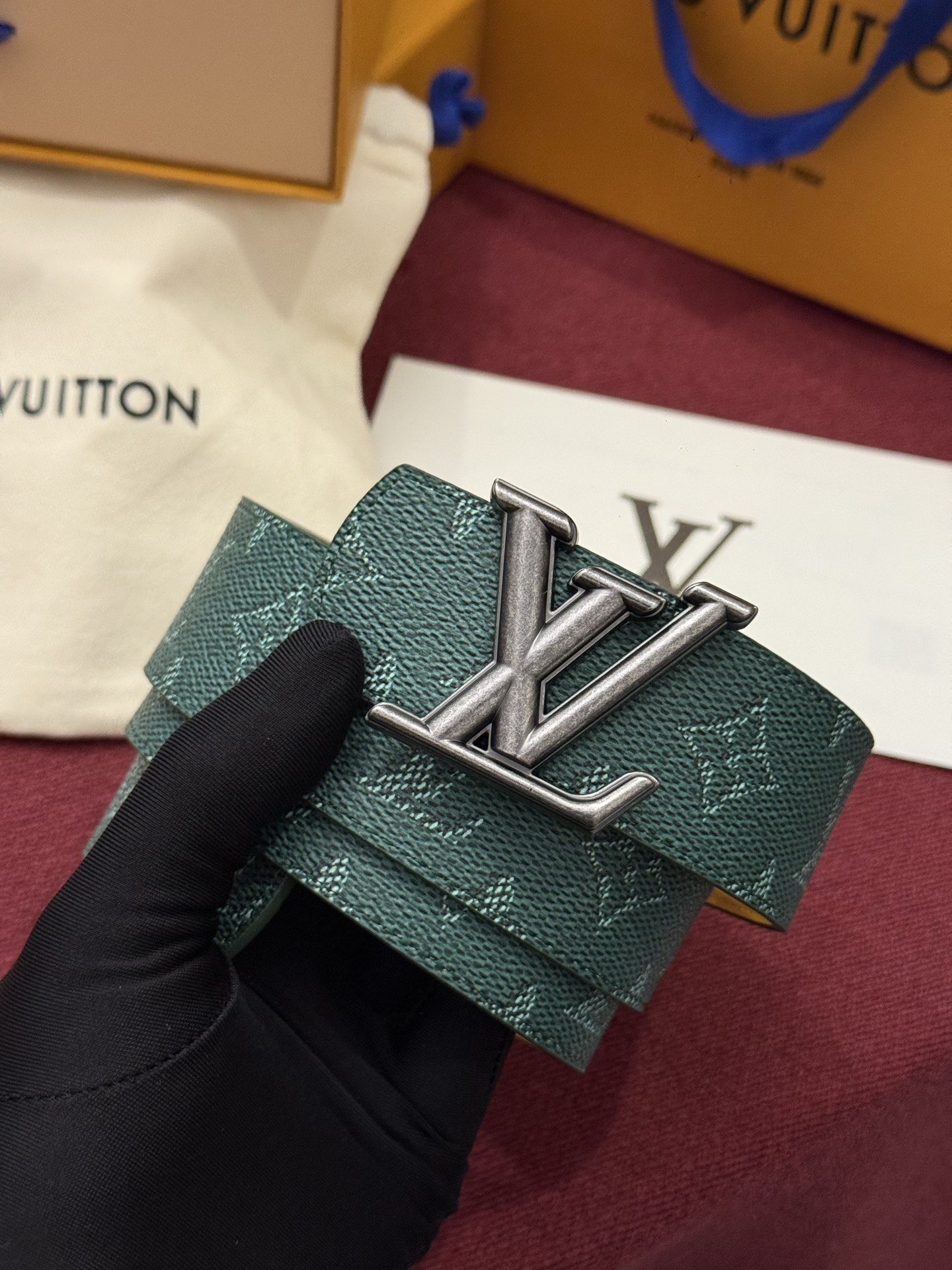 LV Initiales Monogram Reflective 40mm 可翻转腰带展现出一种动态细节，将经典风格提升