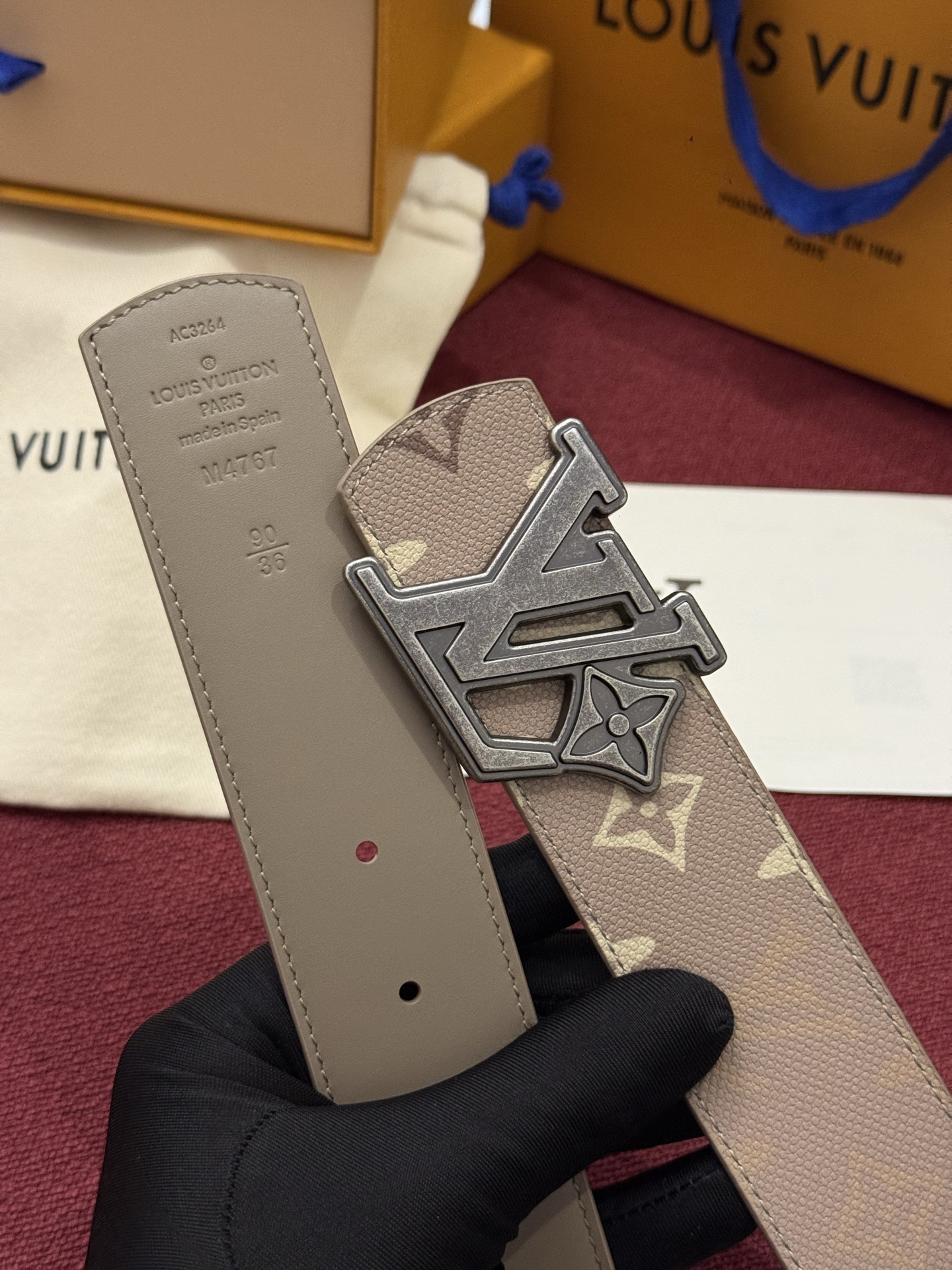 LV Initiales Monogram Reflective 40mm 可翻转腰带展现出一种动态细节，将经典风格提升