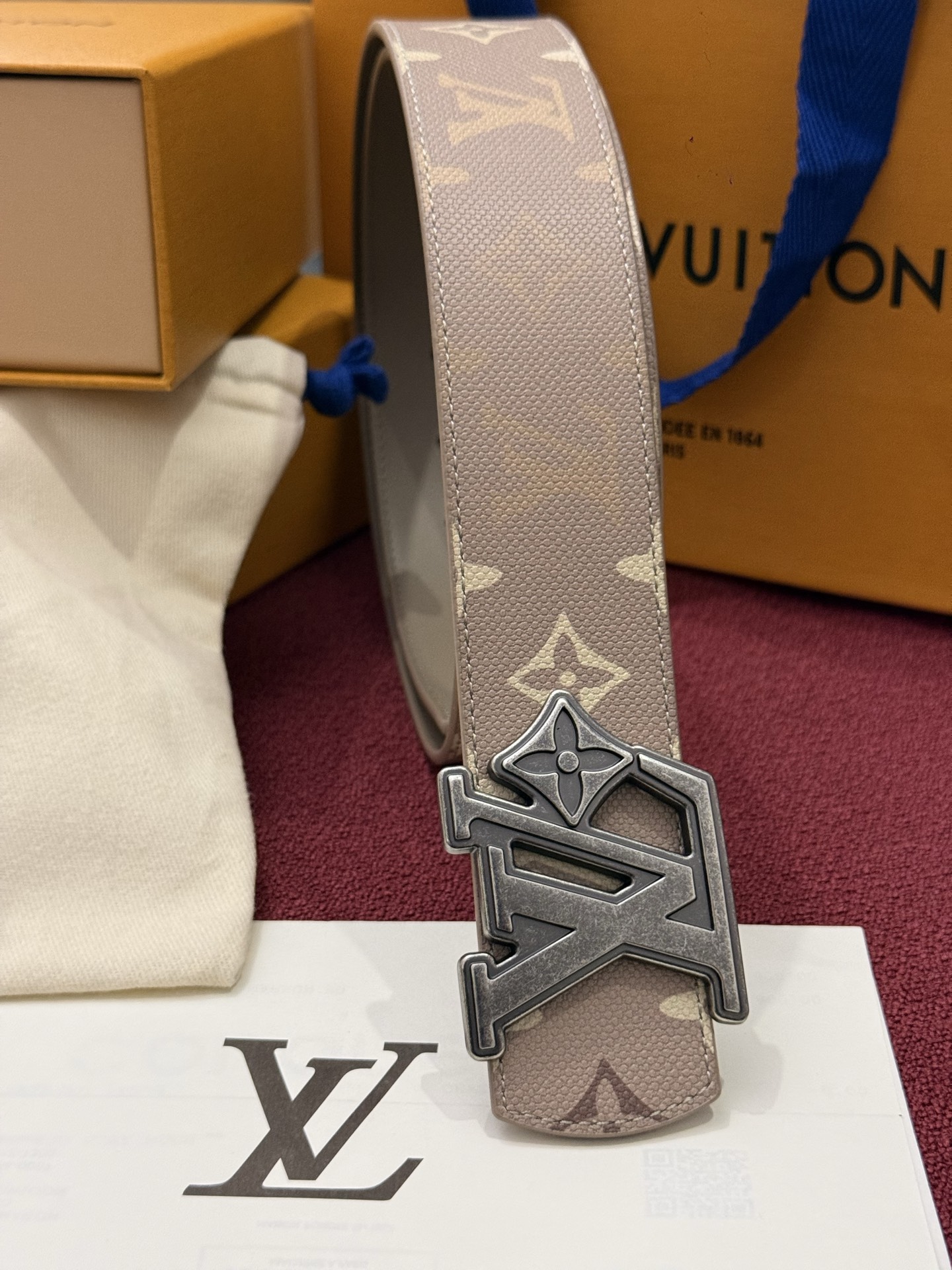 LV Initiales Monogram Reflective 40mm 可翻转腰带展现出一种动态细节，将经典风格提升