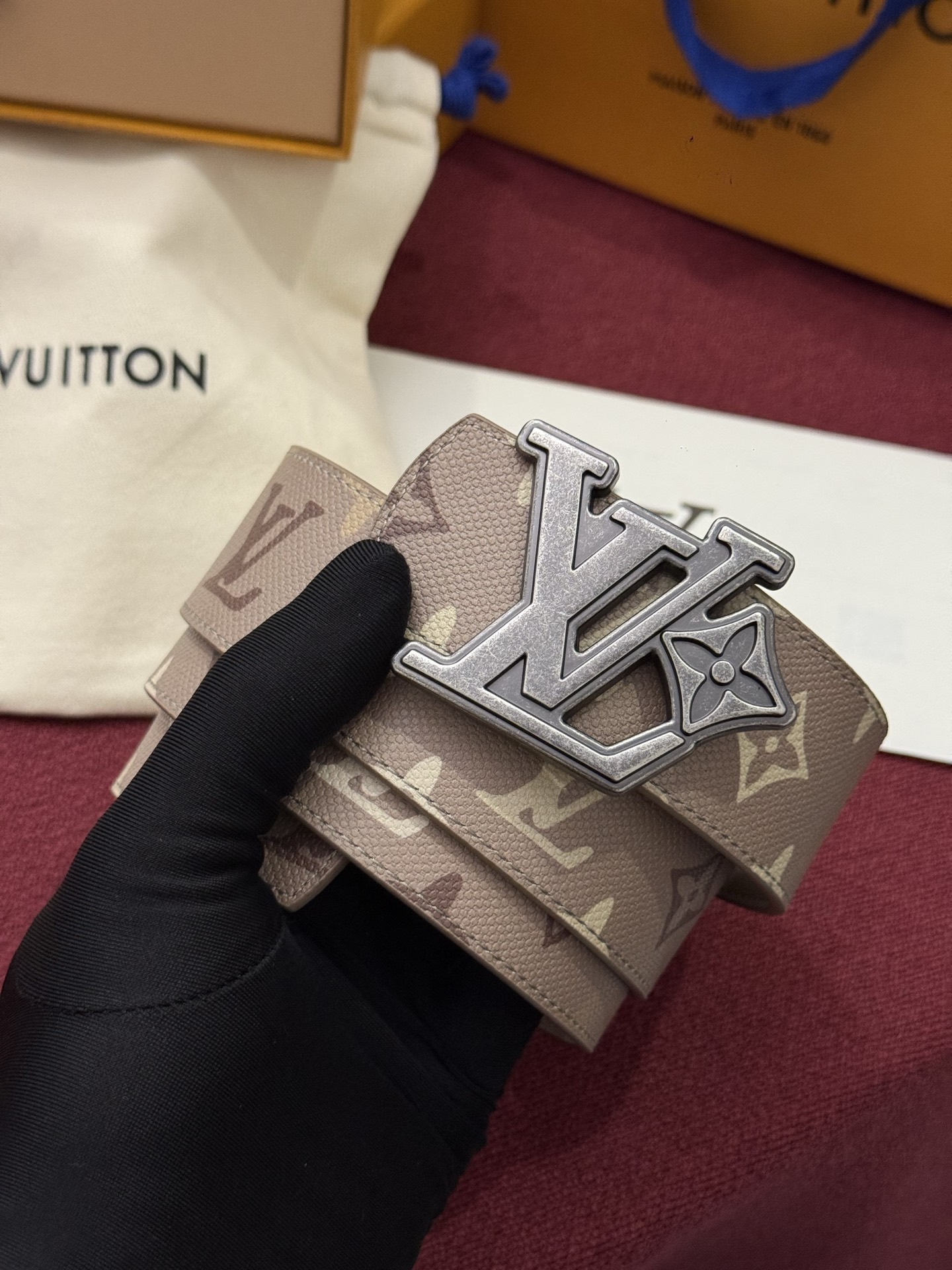 LV Initiales Monogram Reflective 40mm 可翻转腰带展现出一种动态细节，将经典风格提升