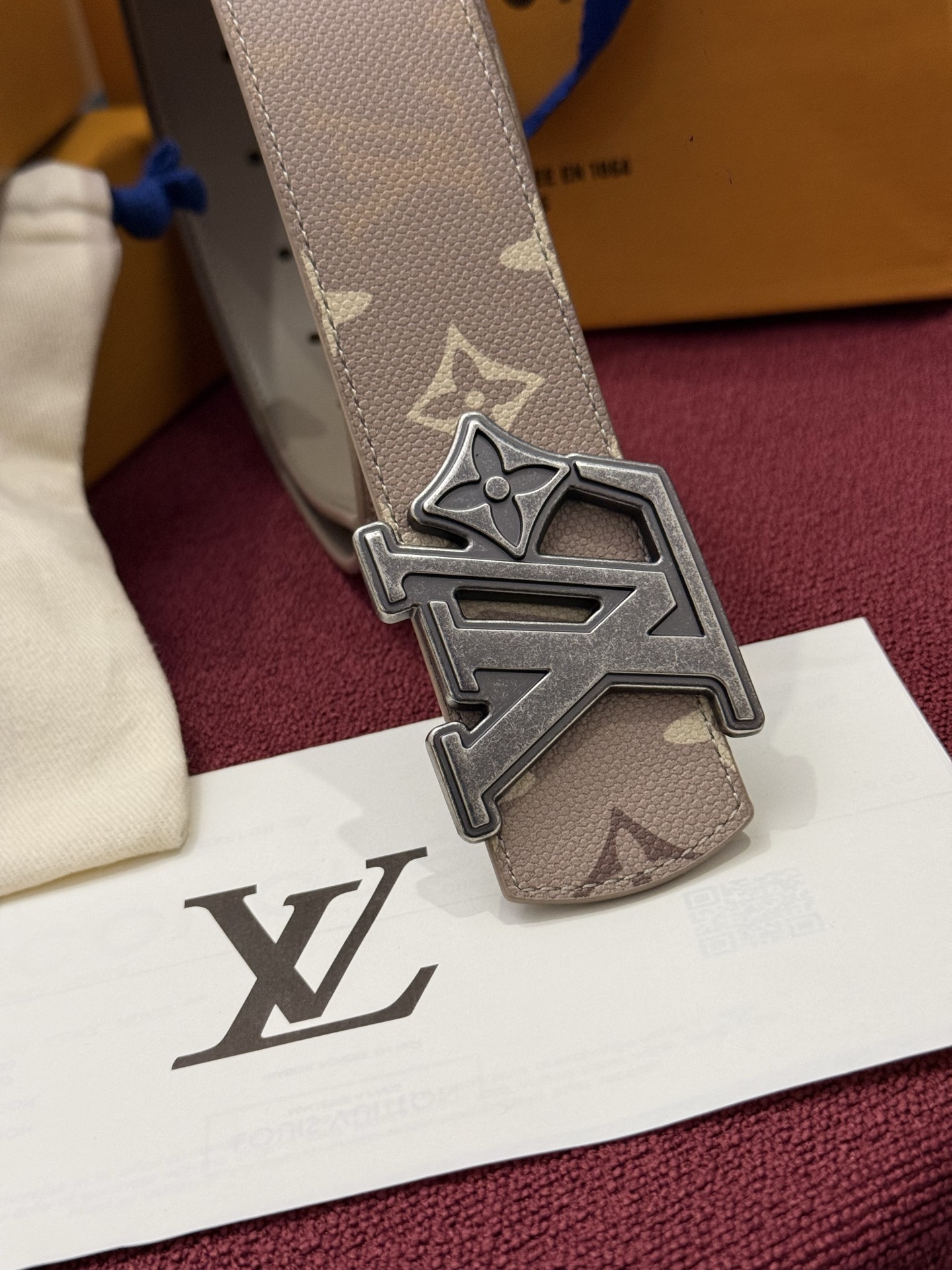 LV Initiales Monogram Reflective 40mm 可翻转腰带展现出一种动态细节，将经典风格提升