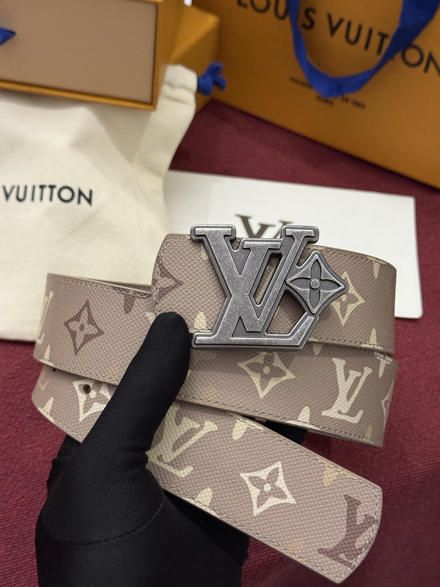 LV Initiales Monogram Reflective 40mm 可翻转腰带展现出一种动态细节，将经典风格提升