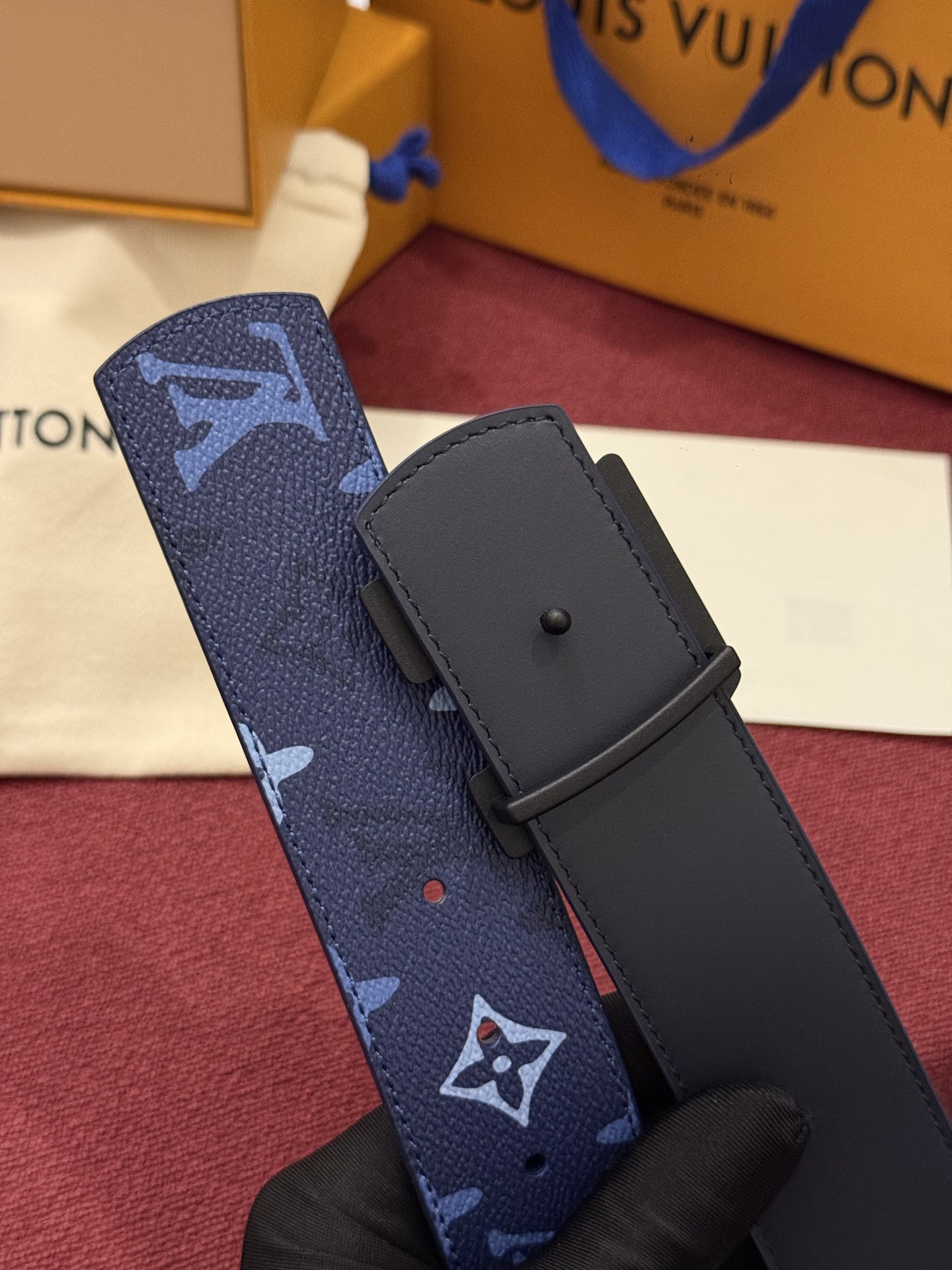 LV Initiales Monogram Reflective 40mm 可翻转腰带展现出一种动态细节，将经典风格提升