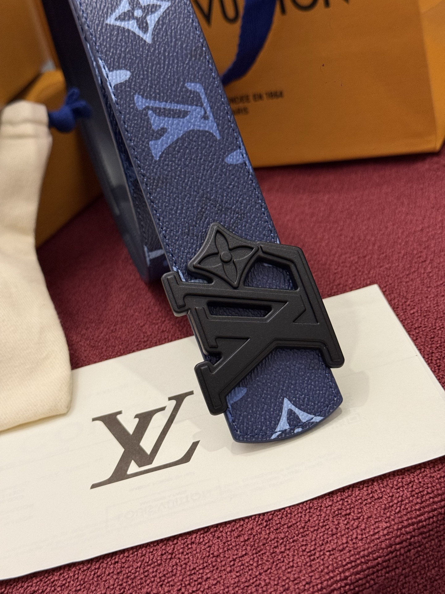 LV Initiales Monogram Reflective 40mm 可翻转腰带展现出一种动态细节，将经典风格提升