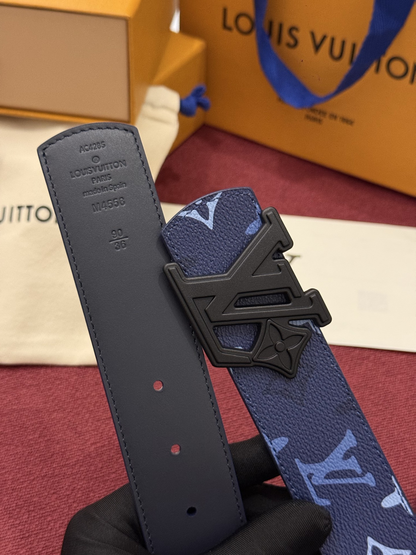 LV Initiales Monogram Reflective 40mm 可翻转腰带展现出一种动态细节，将经典风格提升