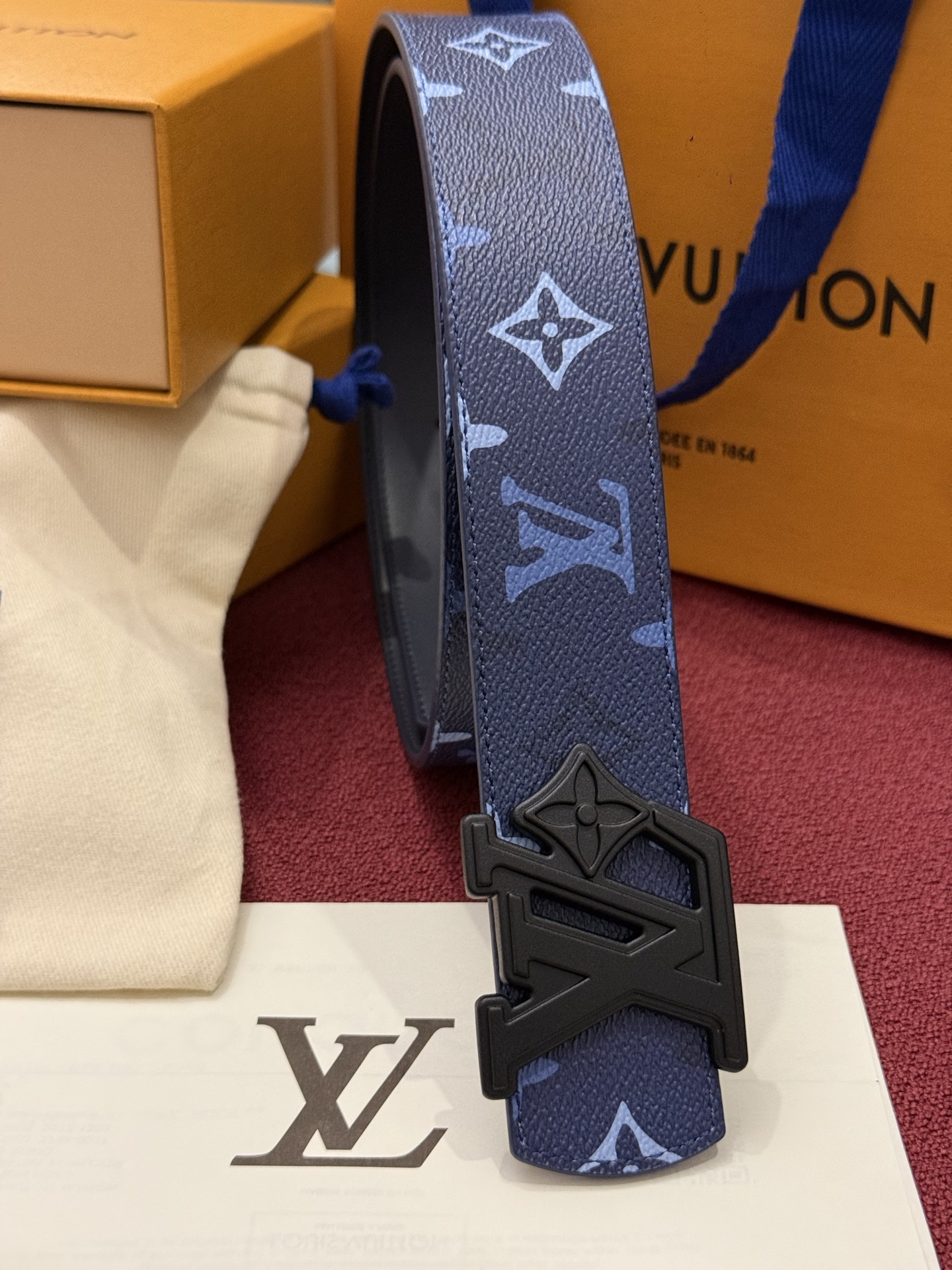 LV Initiales Monogram Reflective 40mm 可翻转腰带展现出一种动态细节，将经典风格提升