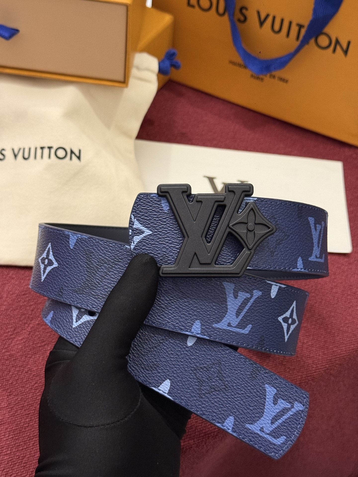 LV Initiales Monogram Reflective 40mm 可翻转腰带展现出一种动态细节，将经典风格提升
