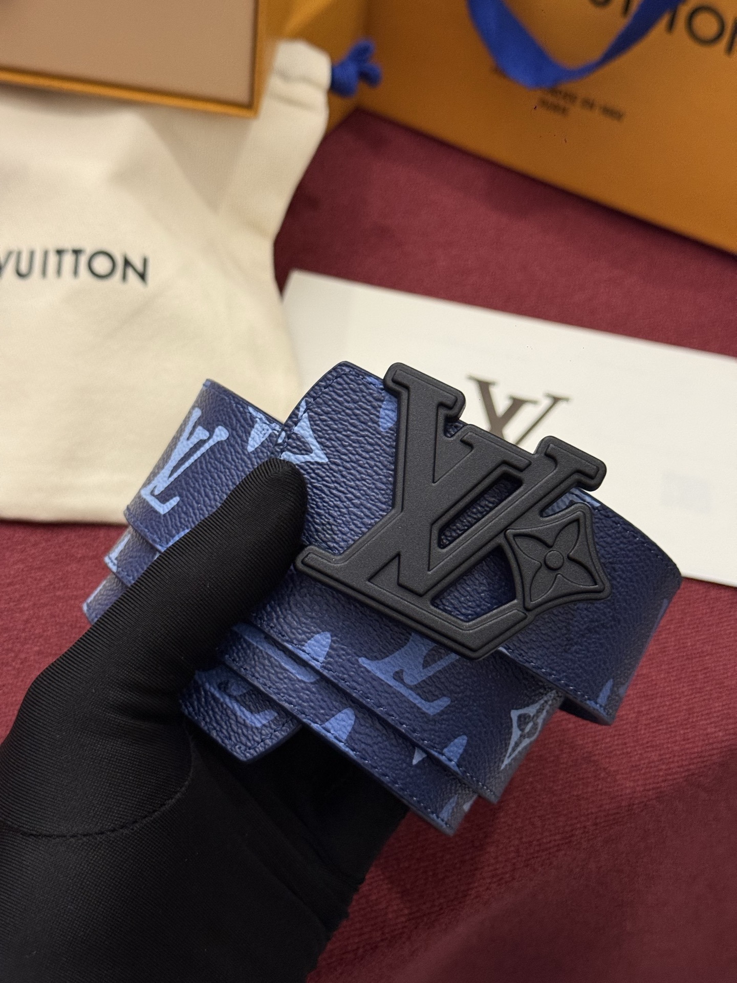 LV Initiales Monogram Reflective 40mm 可翻转腰带展现出一种动态细节，将经典风格提升