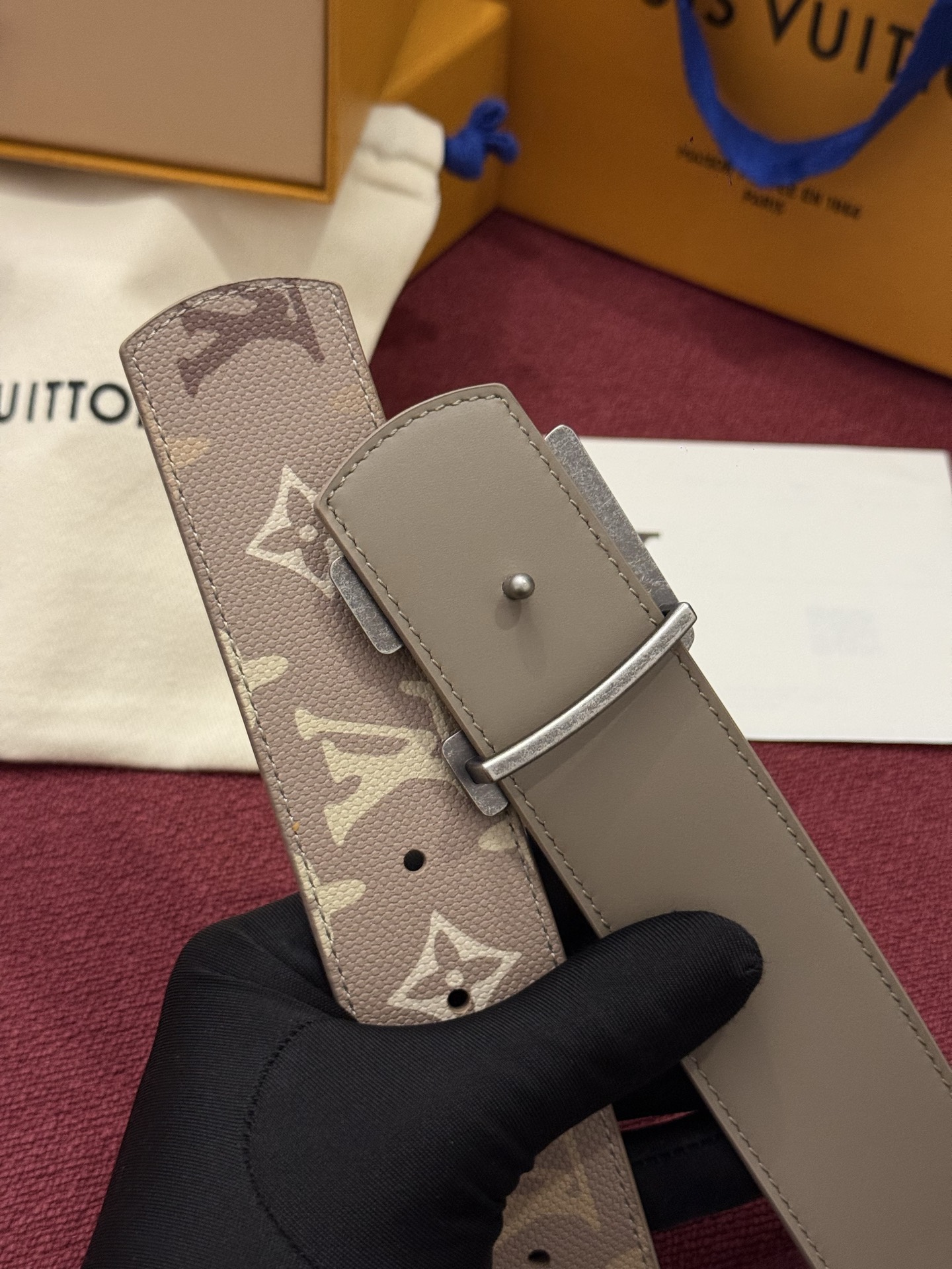 LV Initiales Monogram Reflective 40mm 可翻转腰带展现出一种动态细节，将经典风格提升